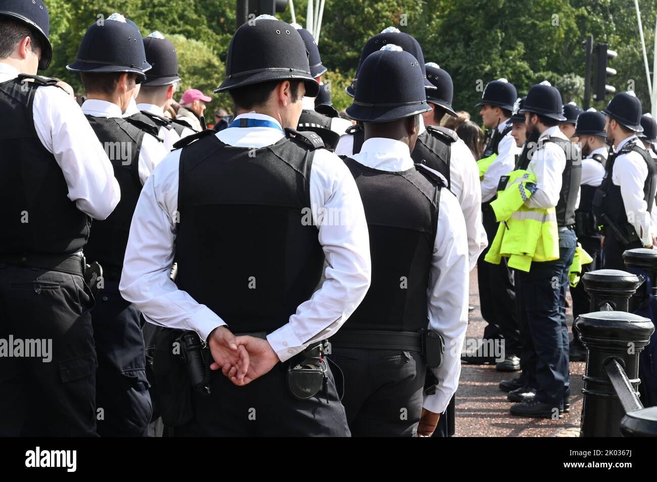 Londra, Regno Unito. Gli agenti di polizia si sono riuniti sul Mall prima dell'arrivo del Re Carlo III a Buckingham Palace, dopo la morte della Regina Elisabetta II nel 08.09.2022. Foto Stock