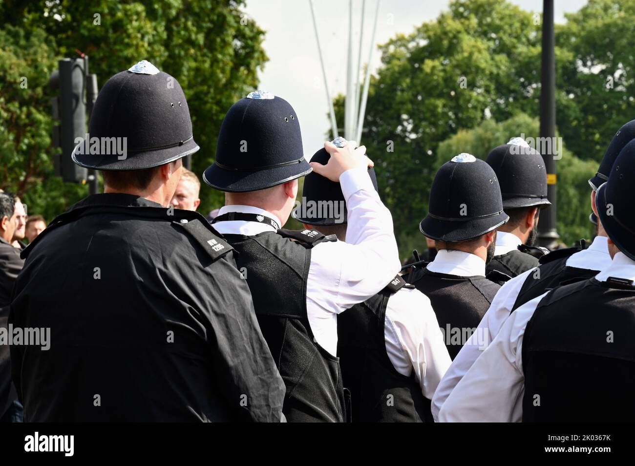 Londra, Regno Unito. Gli agenti di polizia si sono riuniti sul Mall prima dell'arrivo del Re Carlo III a Buckingham Palace, dopo la morte della Regina Elisabetta II nel 08.09.2022. Foto Stock