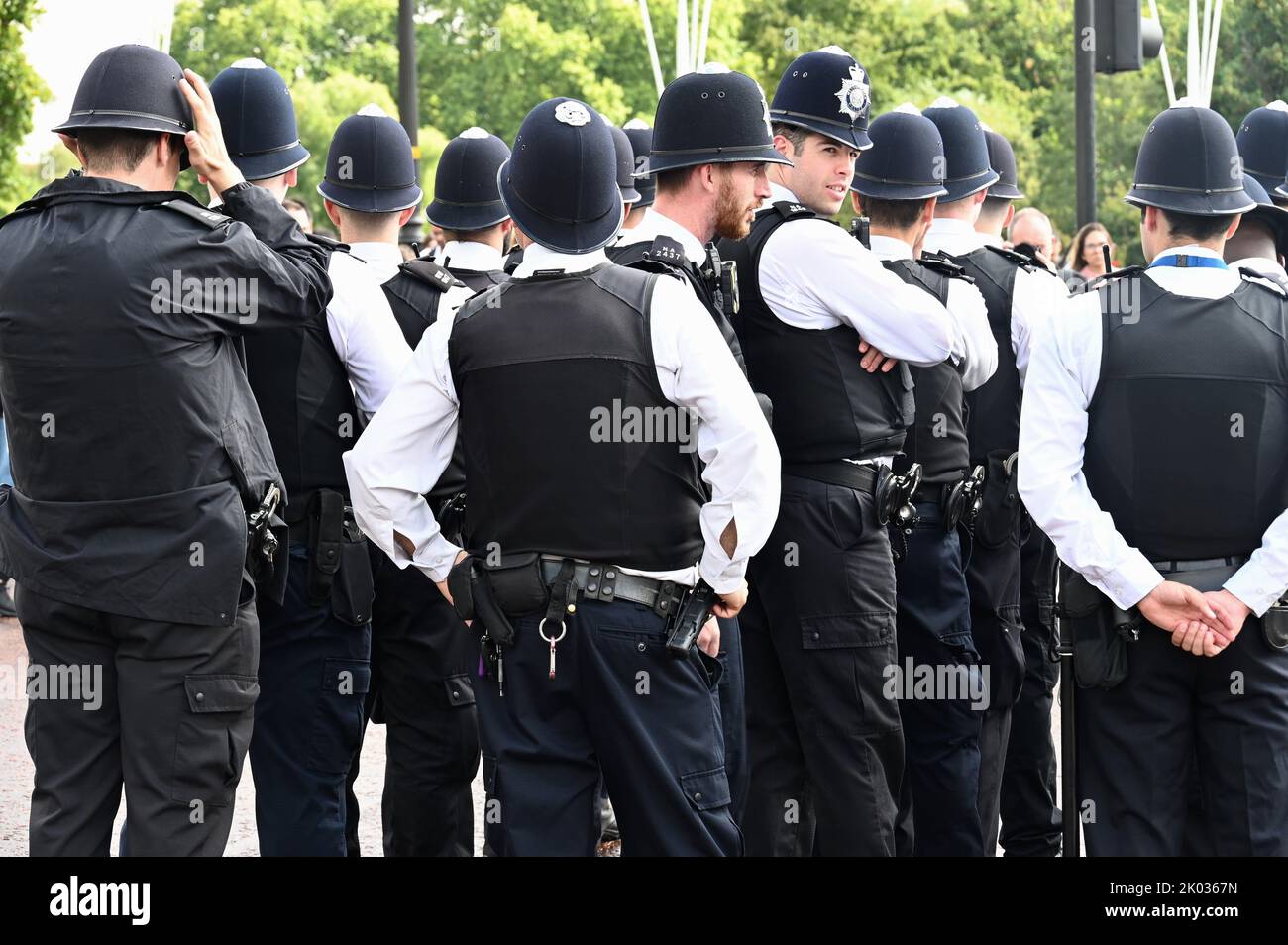 Londra, Regno Unito. Gli agenti di polizia si sono riuniti sul Mall prima dell'arrivo del Re Carlo III a Buckingham Palace, dopo la morte della Regina Elisabetta II nel 08.09.2022. Foto Stock