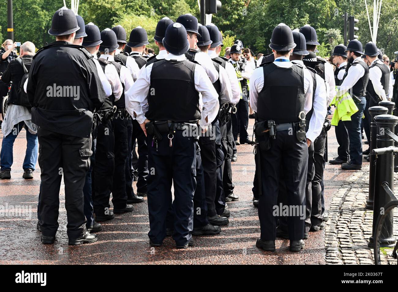 Londra, Regno Unito. Gli agenti di polizia si sono riuniti sul Mall prima dell'arrivo del Re Carlo III a Buckingham Palace, dopo la morte della Regina Elisabetta II nel 08.09.2022. Foto Stock