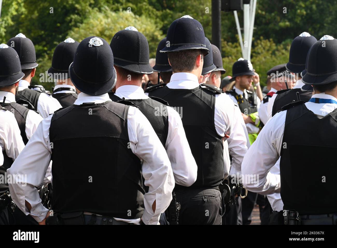 Londra, Regno Unito. Gli agenti di polizia si sono riuniti sul Mall prima dell'arrivo del Re Carlo III a Buckingham Palace, dopo la morte della Regina Elisabetta II nel 08.09.2022. Foto Stock