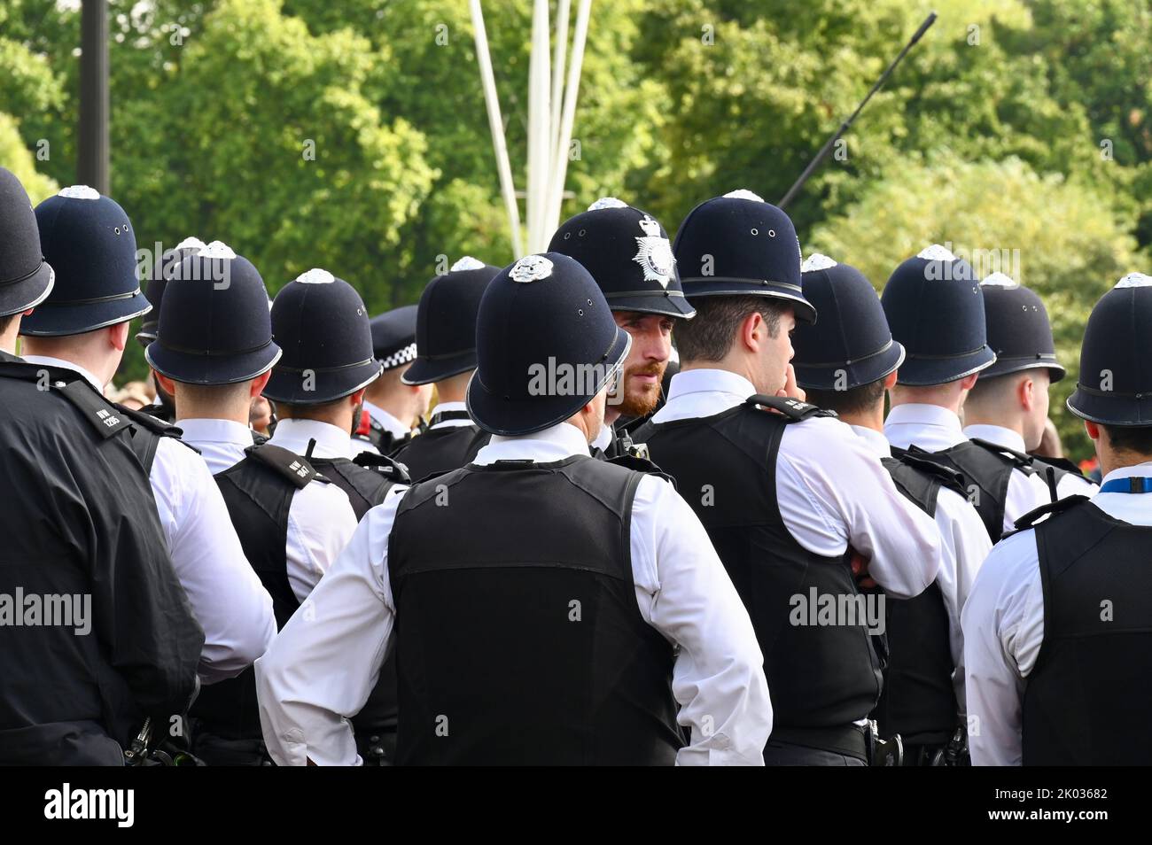 Londra, Regno Unito. Gli agenti di polizia si sono riuniti sul Mall prima dell'arrivo del Re Carlo III a Buckingham Palace, dopo la morte della Regina Elisabetta II nel 08.09.2022. Foto Stock