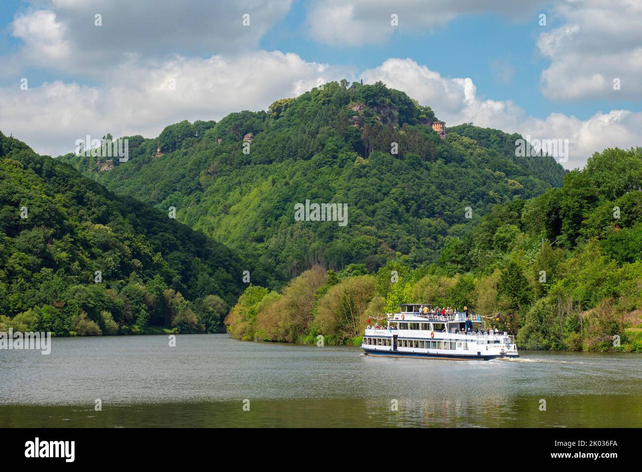 Nave passeggeri sulla Saar vicino a Serrig, i.. Klause in Kastel-Staadt, Saar, Valle di Saar, Parco Naturale di Saar Hunsrück, Renania-Palatinato, Germania Foto Stock