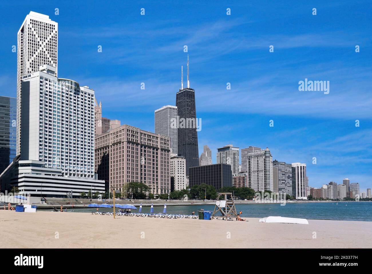 Chicago offre ai suoi abitanti calde spiagge sabbiose lungo il lago Michigan, compresa la zona del centro di Gold Coast Foto Stock