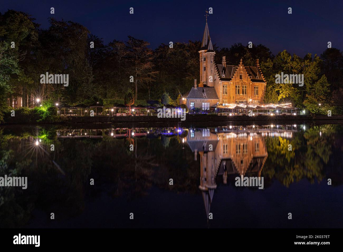 Kasteel de la Faille di notte, riflesso nel canale di Minnewwater. Bruges, Fiandre, Belgio Foto Stock