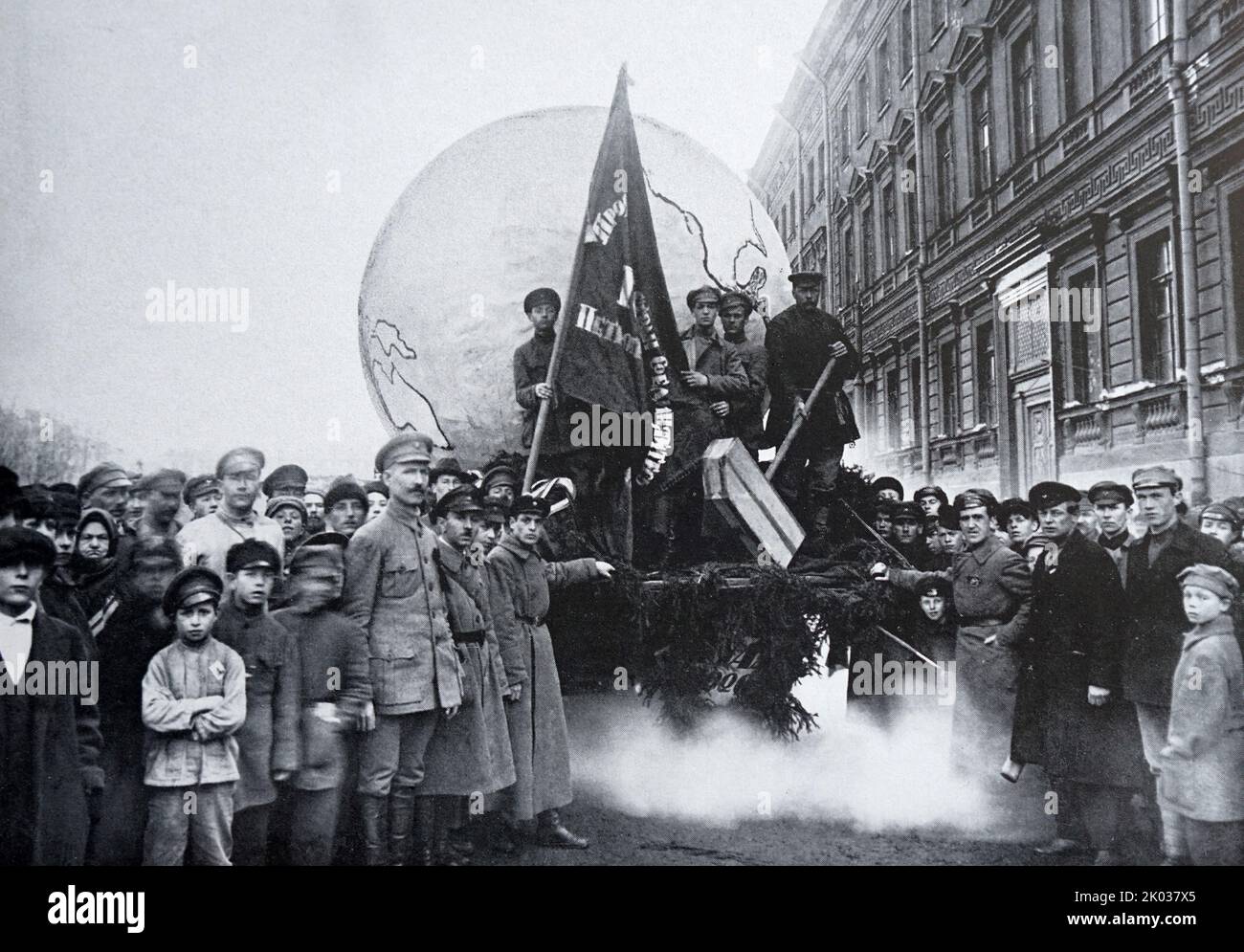 Un'auto di propaganda con un modello del globo in una manifestazione a Pietrogrado il 1 maggio 1920. Foto. Foto Stock