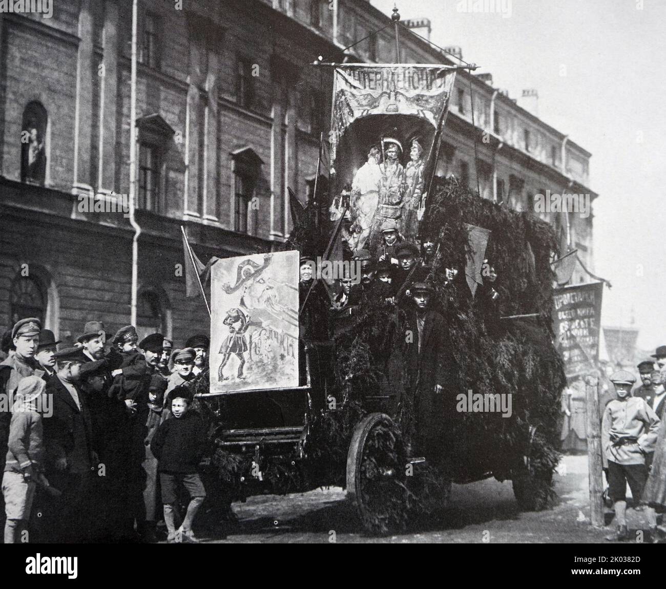 Un'auto propagandistica al Trinità Bridge a Pietrogrado il 1 maggio 1919. Foto Stock