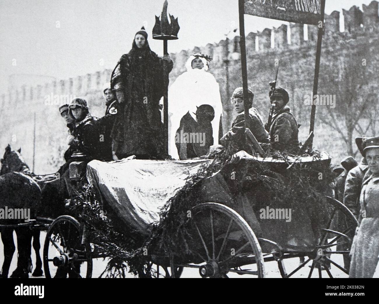 Una dimostrazione in scena al Muro del Cremlino a Mosca il 7 novembre 1919. Foto Stock