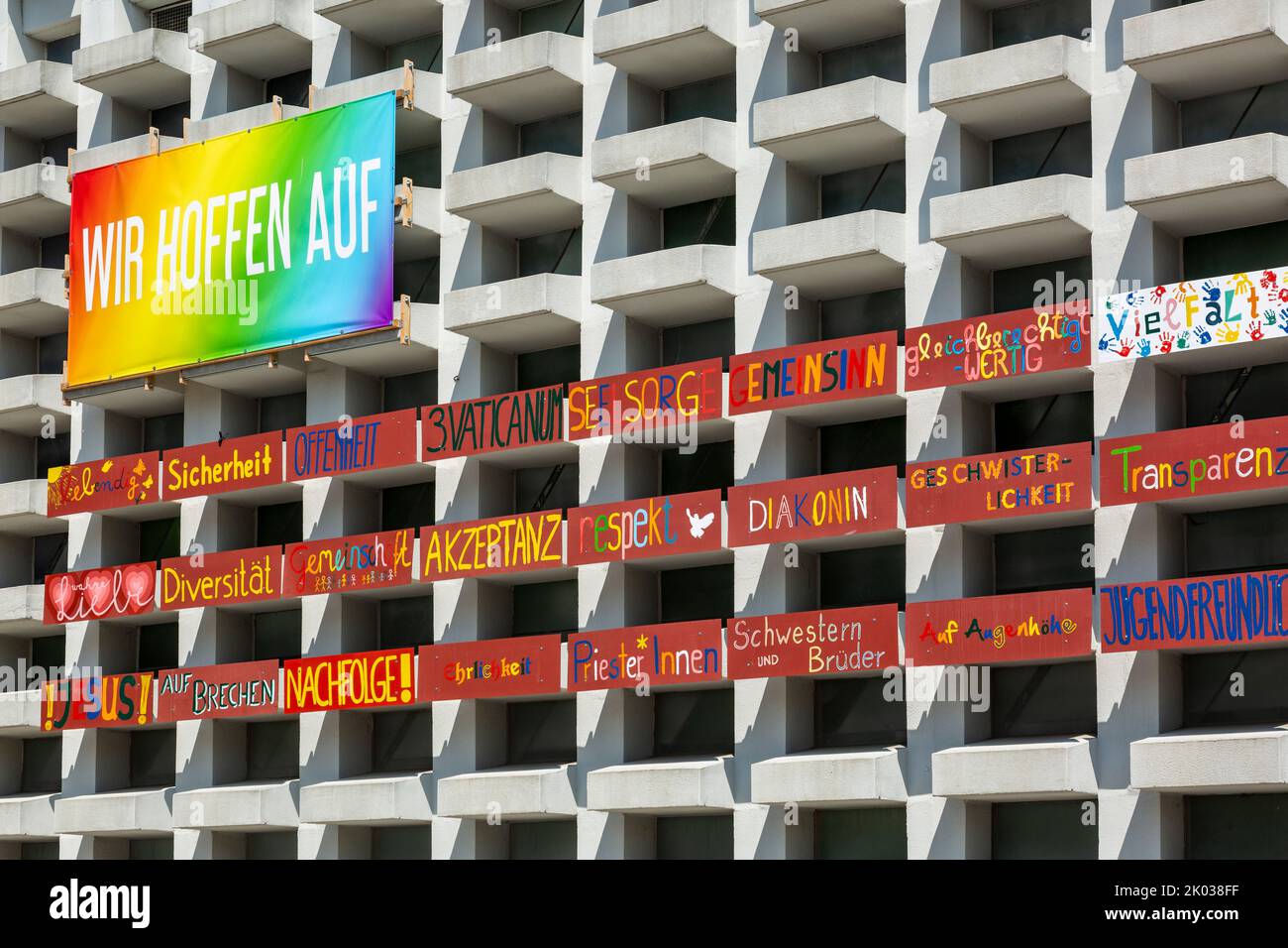 Germania, Ahaus, Westmuensterland, Muensterland, Westfalia, Renania settentrionale-Vestfalia, cristianesimo, religione, simbolismo, con il Muro del Pianto e il Muro della speranza i cristiani puntano con l'aiuto di Kuester Gregor Frankemoelle ai problemi e agli abusi nella Chiesa cattolica e chiedono riforme e cambiamenti e l'eliminazione delle consuetudini radicate, A questo scopo, le tavole con le richieste e le speranze sono state poste sulla facciata esterna della chiesa di Santa Maria Himmelfahrt Foto Stock