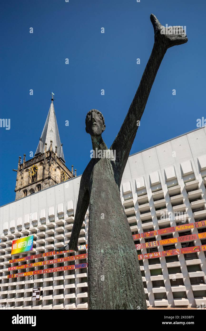 Germania, Ahaus, Westmuensterland, Muensterland, Westfalia, Renania settentrionale-Vestfalia, Chiesa cattolica Santa Mariae Himmelfahrt al mercato, il campanile proviene dalla vecchia chiesa e la navata è stato aggiunto come un edificio in cemento da Erwin Schiffer, di fronte ad essa la scultura 'Der Mahner' di Hilde Schuerk Frisch Foto Stock