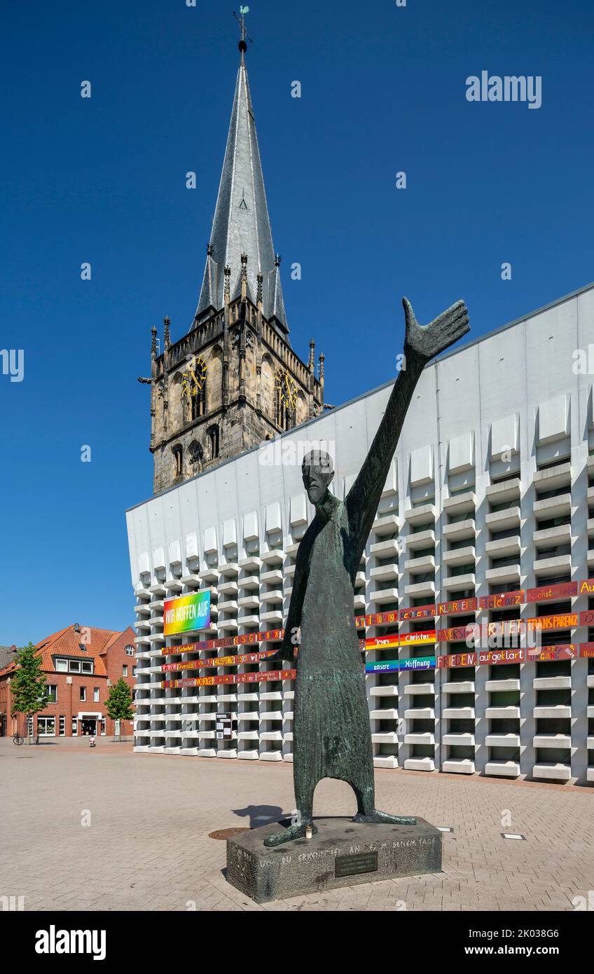 Germania, Ahaus, Westmuensterland, Muensterland, Westfalia, Renania settentrionale-Vestfalia, Chiesa cattolica Santa Mariae Himmelfahrt al mercato, il campanile proviene dalla vecchia chiesa e la navata è stato aggiunto come un edificio in cemento da Erwin Schiffer, di fronte ad essa la scultura 'Der Mahner' di Hilde Schuerk Frisch Foto Stock