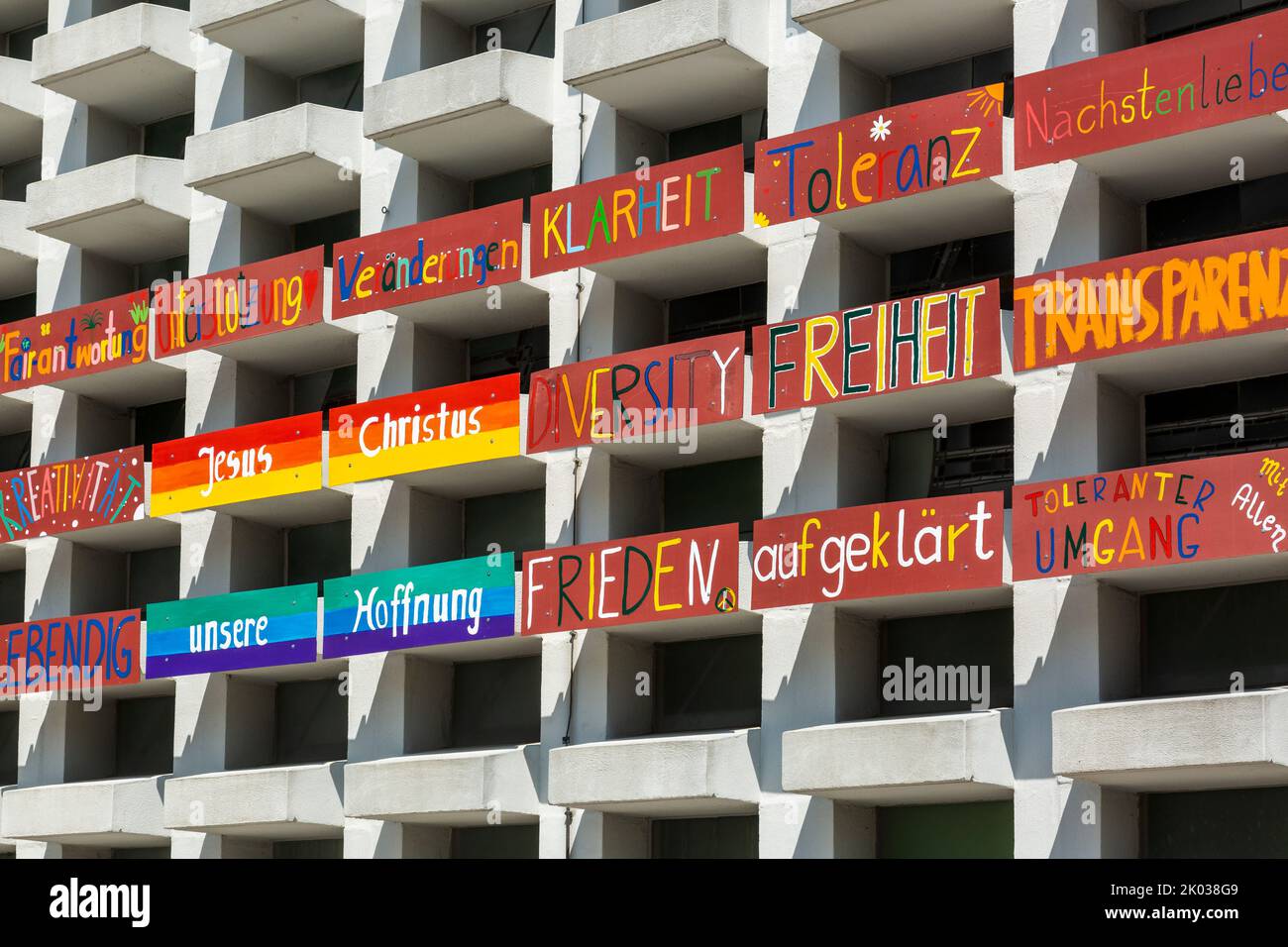 Germania, Ahaus, Westmuensterland, Muensterland, Westfalia, Renania settentrionale-Vestfalia, cristianesimo, religione, simbolismo, con il Muro del Pianto e il Muro della speranza i cristiani puntano con l'aiuto di Kuester Gregor Frankemoelle ai problemi e ai mali della Chiesa cattolica e chiedono riforme e cambiamenti e l'eliminazione dei costumi radicati, A questo scopo, sulla facciata esterna della chiesa di Santa Maria Assunta, furono poste delle tavole con le richieste e le speranze Foto Stock