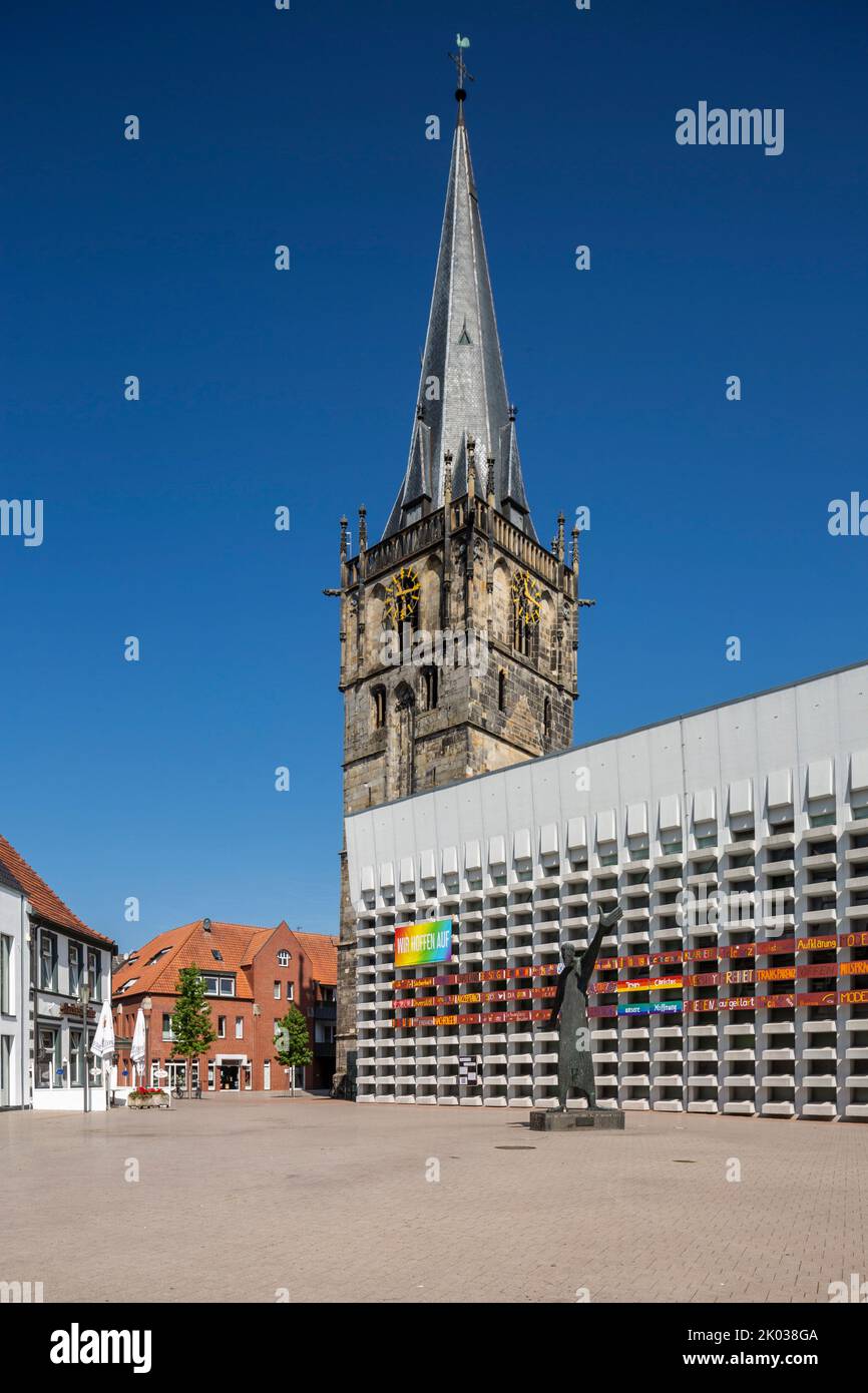 Germania, Ahaus, Westmuensterland, Muensterland, Westfalia, Renania settentrionale-Vestfalia, Chiesa cattolica Santa Mariae Himmelfahrt al mercato, il campanile proviene dalla vecchia chiesa e la navata è stato aggiunto come un edificio in cemento da Erwin Schiffer, di fronte ad essa la scultura 'Der Mahner' di Hilde Schuerk Frisch Foto Stock