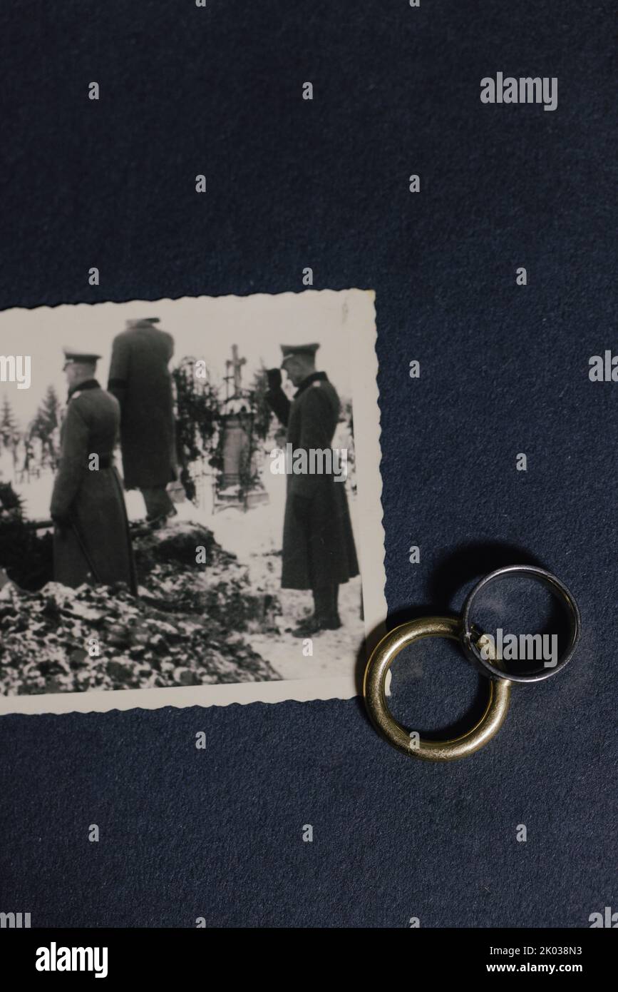 Foto ingiallita di un funerale soldato al tempo della seconda guerra mondiale, accanto a 2 anelli Foto Stock