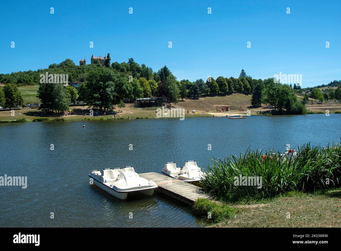 Il castello di Montfort che domina il lago di Vernet la Varenne. Dipartimento di Puy de Dome. Auvergne Rodano Alpi. Francia Foto Stock