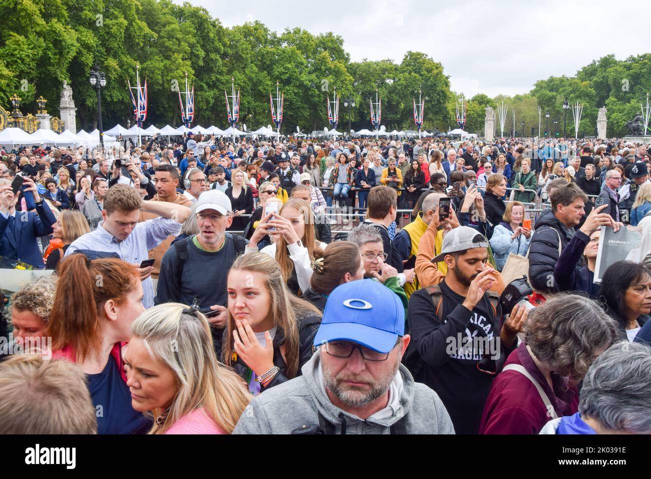 Londra, Regno Unito. 9th Set, 2022. Le folle si radunano fuori da Buckingham Palace per rendere omaggio alla morte della regina Elisabetta II, di 96 anni. Credit: Vuk Valcic/Alamy Live News Foto Stock