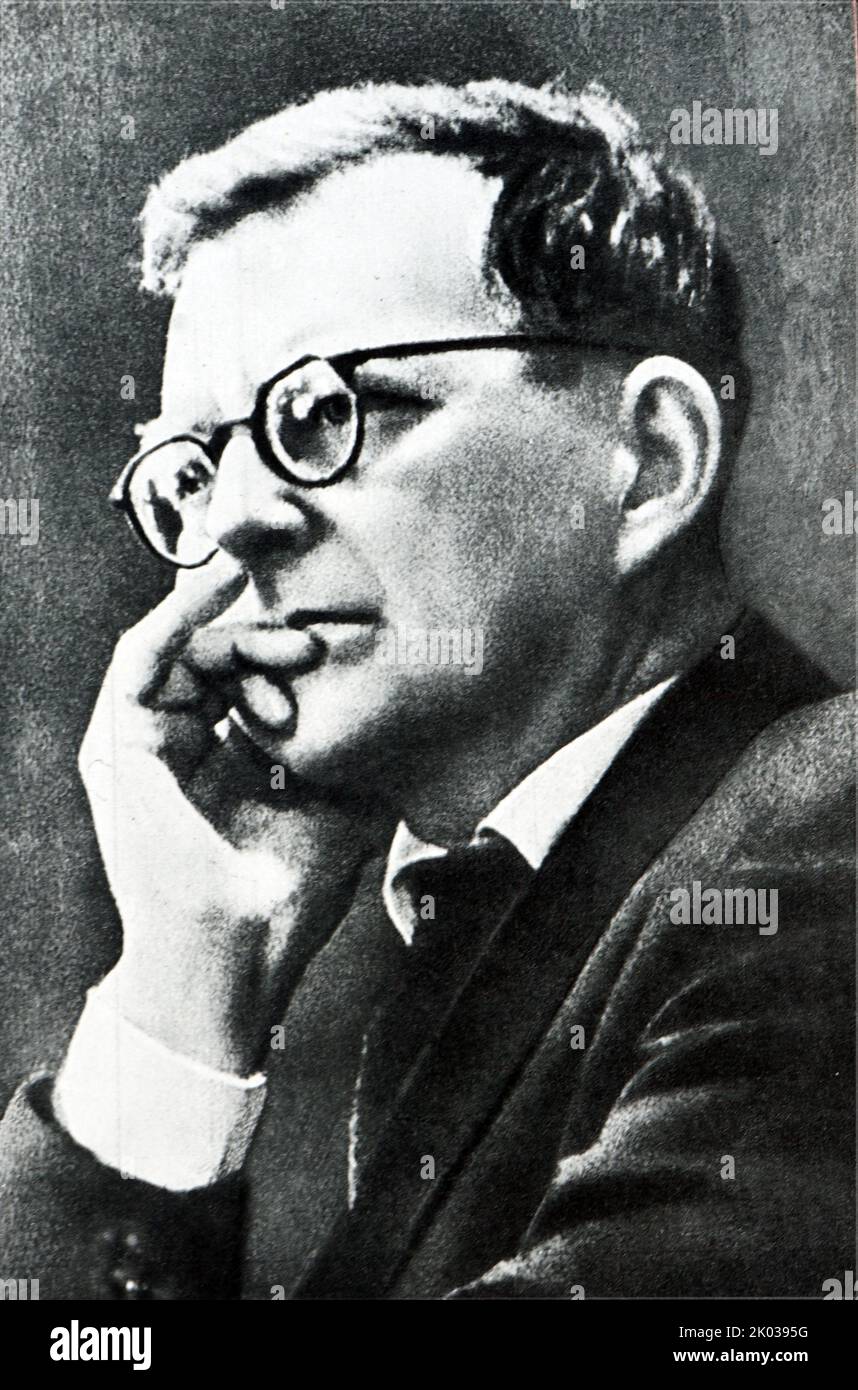 Dmitri Dmitriyevich Shostakovich (1906 - 1975) compositore e pianista sovietico. È considerato uno dei maggiori compositori del 20th° secolo, con un linguaggio armonico unico e un'importanza storica per i suoi anni di lavoro sotto Stalin. Foto Stock