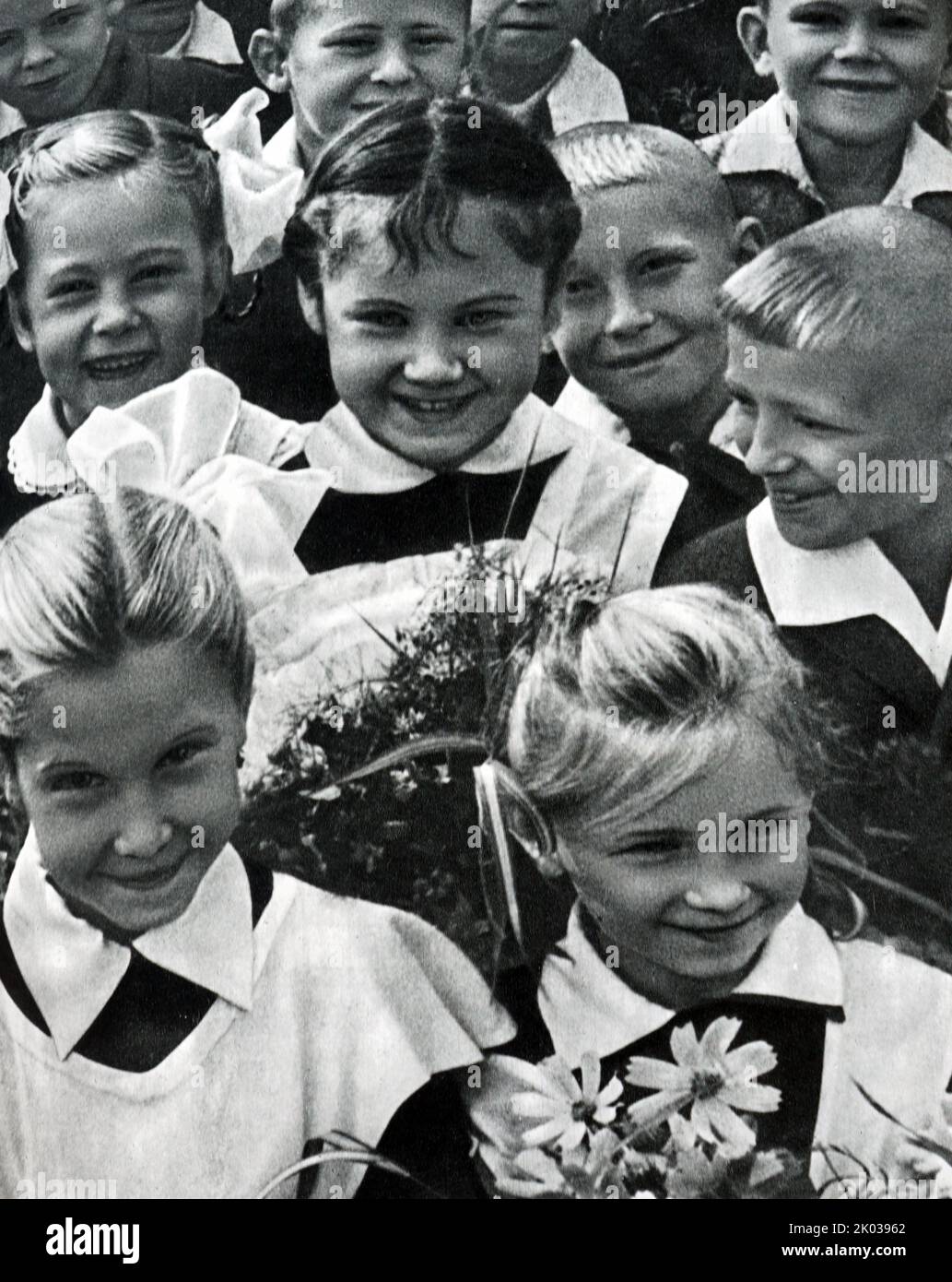 I bambini sovietici in un campo estivo negli anni '60 dell'URSS Foto Stock