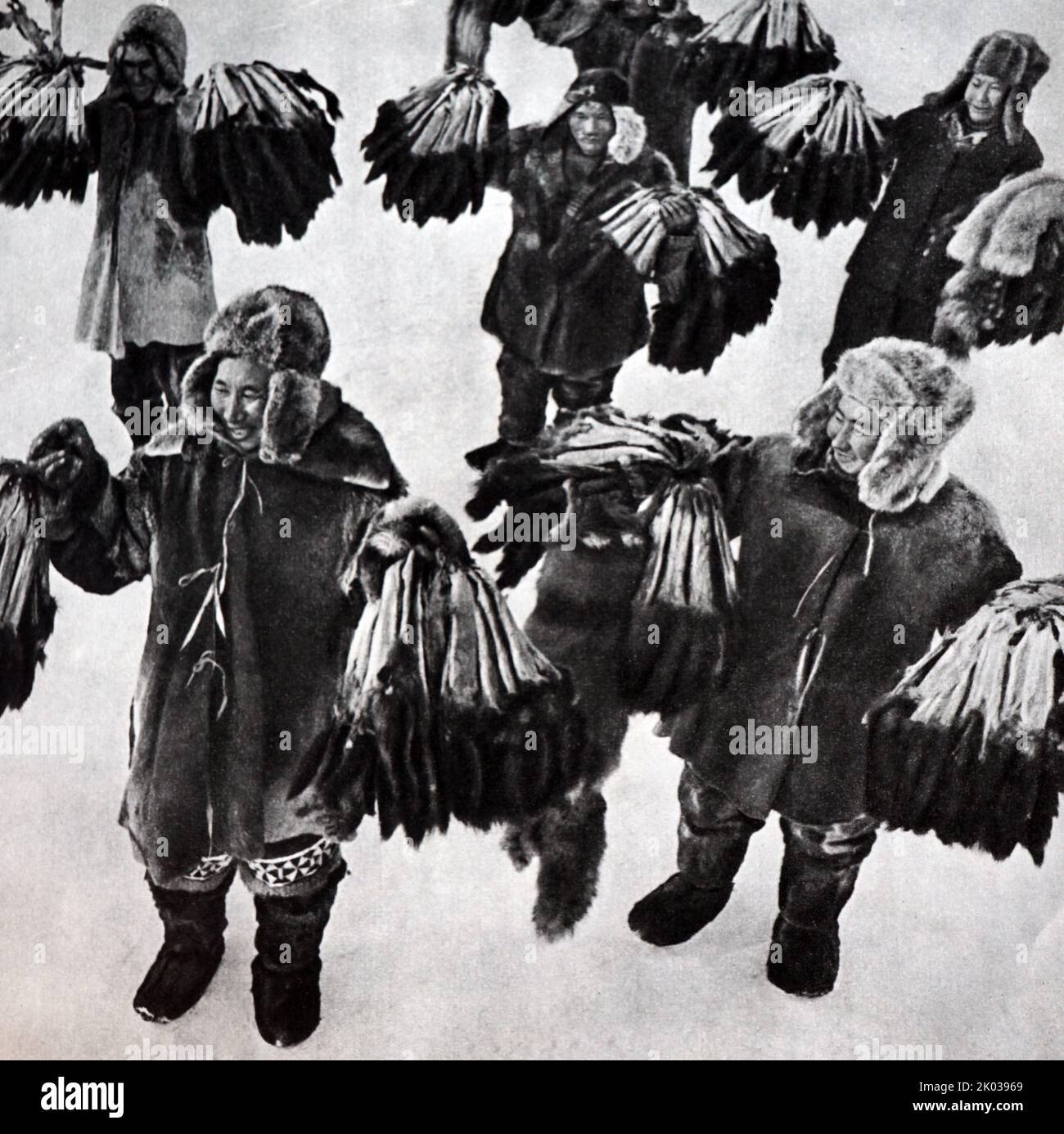 Cacciatori siberiani in abiti tradizionali dell'Asia centrale. URSS 1965 Foto Stock