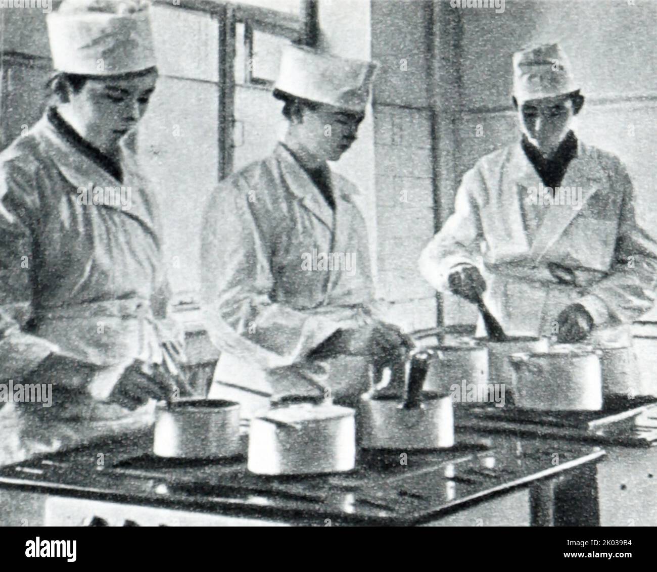 I bambini della scuola superiore sovietica studiano per le carriere di servizio pubblico. 1960 Foto Stock