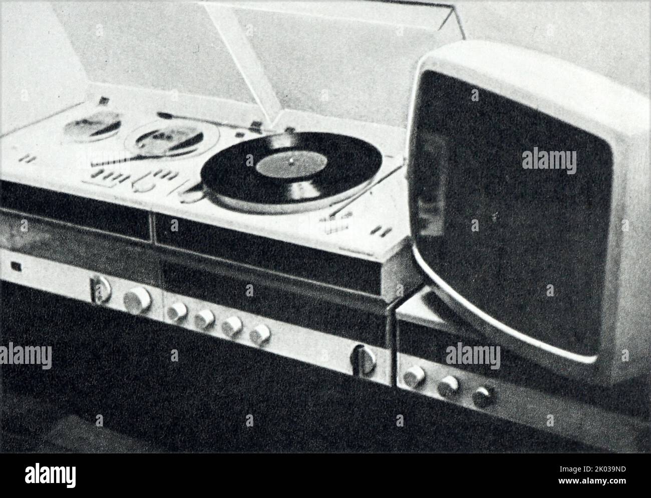 Elettronica di consumo in Russia Sovietica circa 1962: Televisione e lettore di dischi. Foto Stock