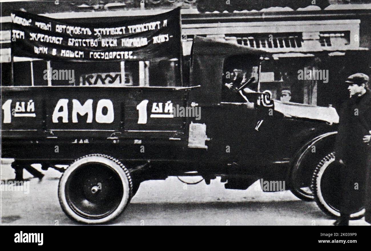 Il primo camion sovietico amo che passò attraverso la Piazza Rossa nel 7th° anniversario della Rivoluzione d'Ottobre. Mosca, 7 novembre 1924. Foto Stock
