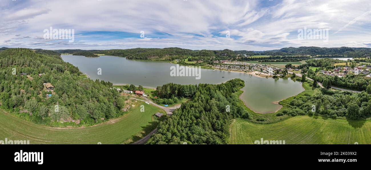 Norvegia, Vestfold, Kvelde, aesrumvannet, lago, campeggio, fiume (sfondo), campi, panoramica, vista aerea, foto panoramica Foto Stock