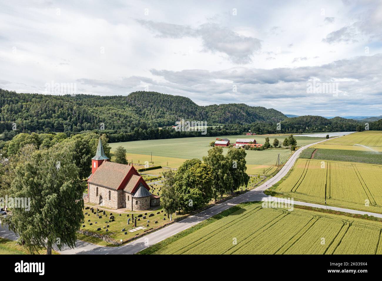 Norvegia, Vestfold, Larvik, Hedrum, chiesa, strada, campi, montagne, panoramica, foto aeree Foto Stock