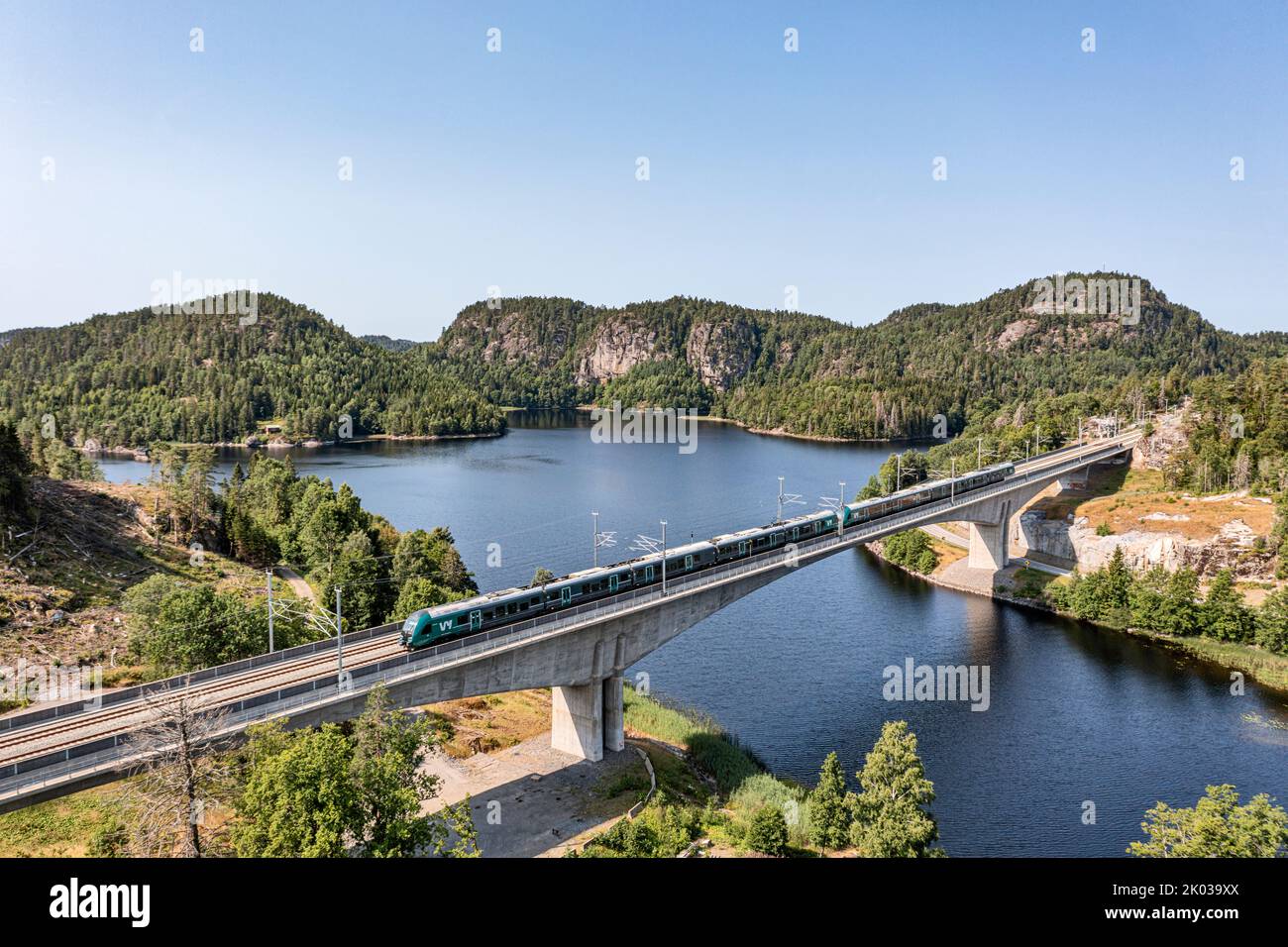Norvegia, Vestfold og Telemark, Larvik, ponte, treno, lago, foresta, montagne, paesaggio Foto Stock