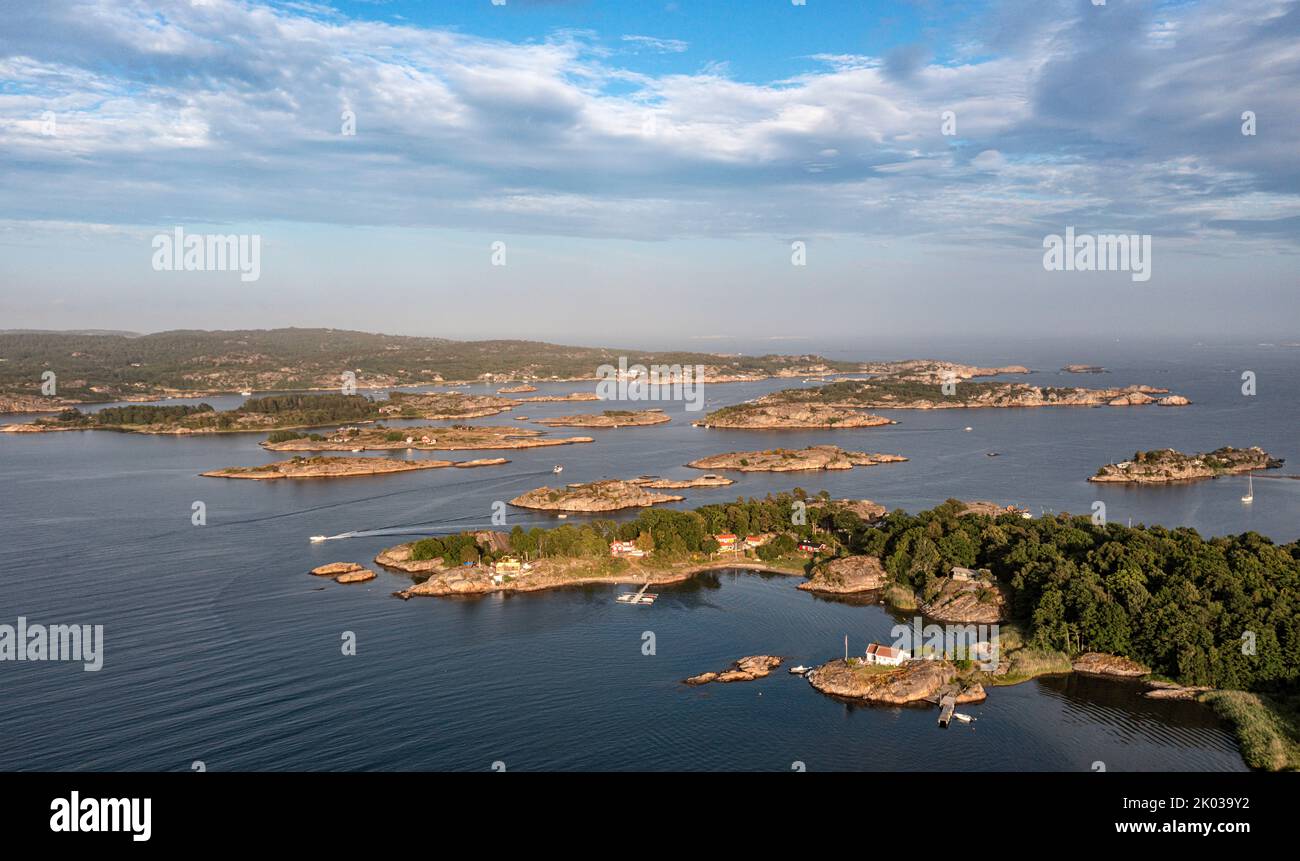 Norvegia, Vestfold og Telemark, Larvik, fiordo, isole, Larvikfjord, case, foresta, costa rocciosa, Malmoya (isola), panoramica, vista aerea Foto Stock