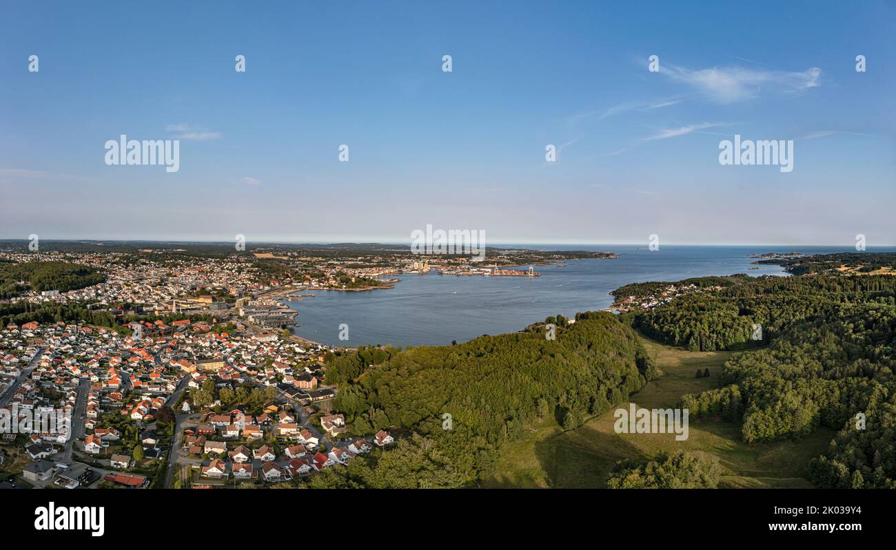 Norvegia, Vestfold og Telemark, Larvik, città, Larvikfjord, porto (sfondo), foresta, panoramica, luce serale, vista aerea Foto Stock