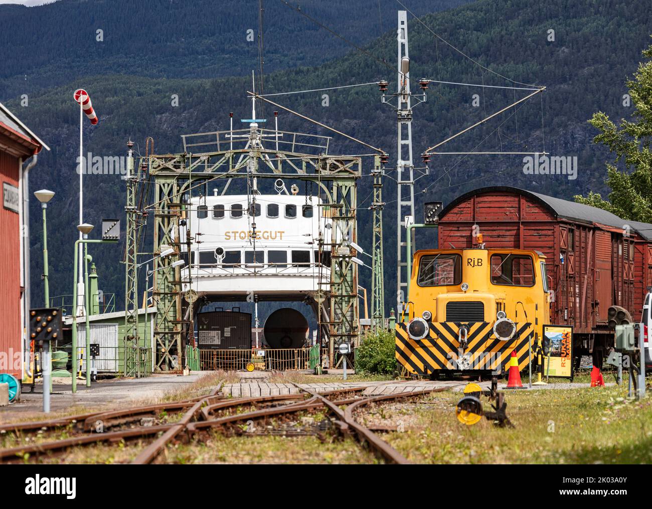 Norvegia, Vestfold og Telemark, Rjukan, Mæl, stazione, Ferrovia traghetto Storgut, traghetto, binari, locomotiva diesel, auto da trasporto Foto Stock