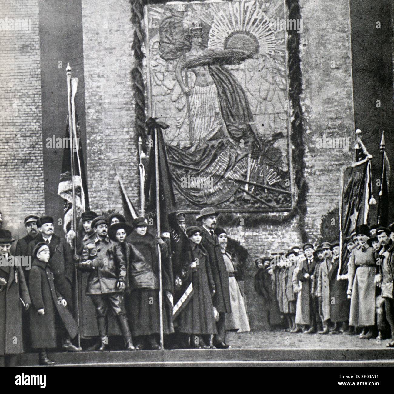 Vladimir Lenin e Ya. Sverdlov in Piazza Rossa durante una manifestazione operaia dedicata al primo anniversario della Grande Rivoluzione Socialista di Ottobre. Foto Stock