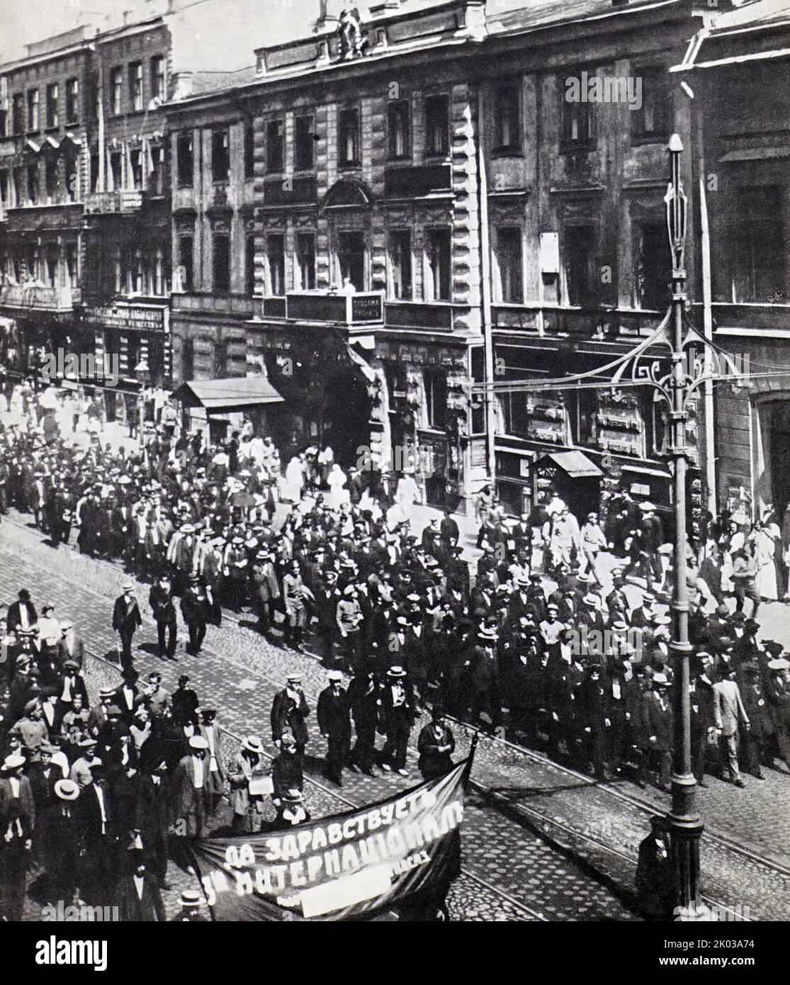 Manifestazione politica dei lavoratori di Pietrogrado il 18 giugno 1917. In primo piano, una colonna di lavoratori presso lo stabilimento di Novy Lessner. Foto di P. Otsup. Foto Stock