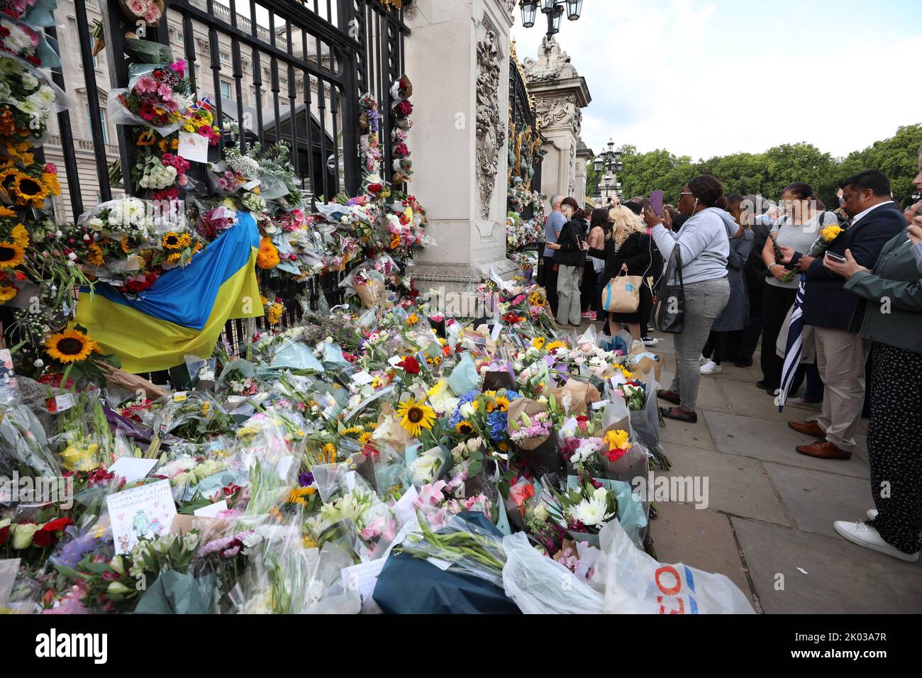 Londra, Regno Unito. 09th Set, 2022. I membri del pubblico si riuniscono per rendere omaggio al di fuori di Buckingham Palace a Londra in seguito alla morte di sua Maestà la Regina Elisabetta 11 nella sua casa a Balmoral, Scozia, venerdì 09 settembre 2022. La regina Elisabetta 11 morì all'età di 96 anni circondato dalla sua famiglia dopo aver servito il Regno Unito e il Commonwealth come monarca per settant'anni. Re Carlo 111 arrivò da Balmoral a Buckingham Palace per un grande applauso e per cantare dalla folla di bramatori. Foto di Hugo Philpott/UPI Credit: UPI/Alamy Live News Foto Stock