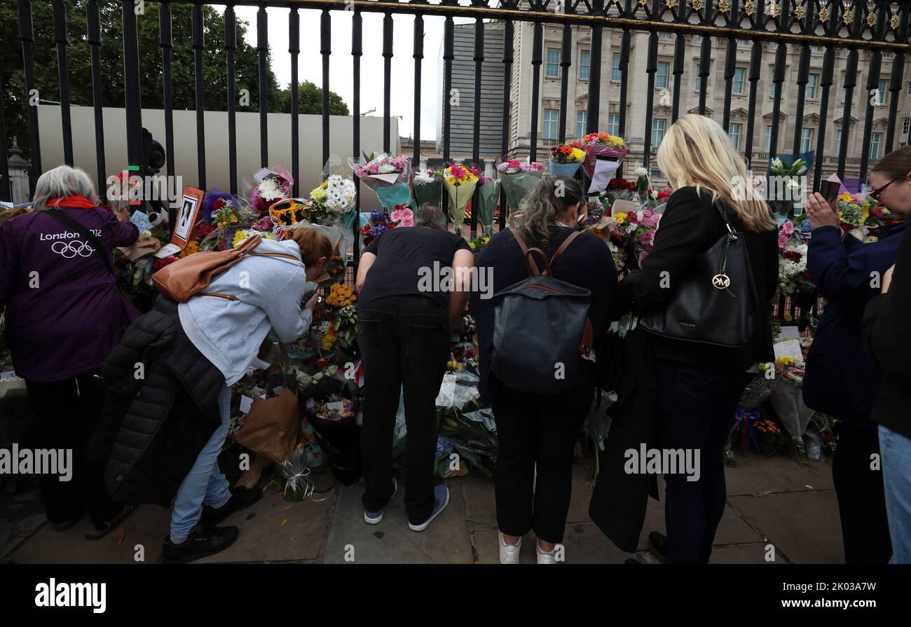 Londra, Regno Unito. 09th Set, 2022. I membri del pubblico si riuniscono per rendere omaggio al di fuori di Buckingham Palace a Londra in seguito alla morte di sua Maestà la Regina Elisabetta 11 nella sua casa a Balmoral, Scozia, venerdì 09 settembre 2022. La regina Elisabetta 11 morì all'età di 96 anni circondato dalla sua famiglia dopo aver servito il Regno Unito e il Commonwealth come monarca per settant'anni. Re Carlo 111 arrivò da Balmoral a Buckingham Palace per un grande applauso e per cantare dalla folla di bramatori. Foto di Hugo Philpott/UPI Credit: UPI/Alamy Live News Foto Stock