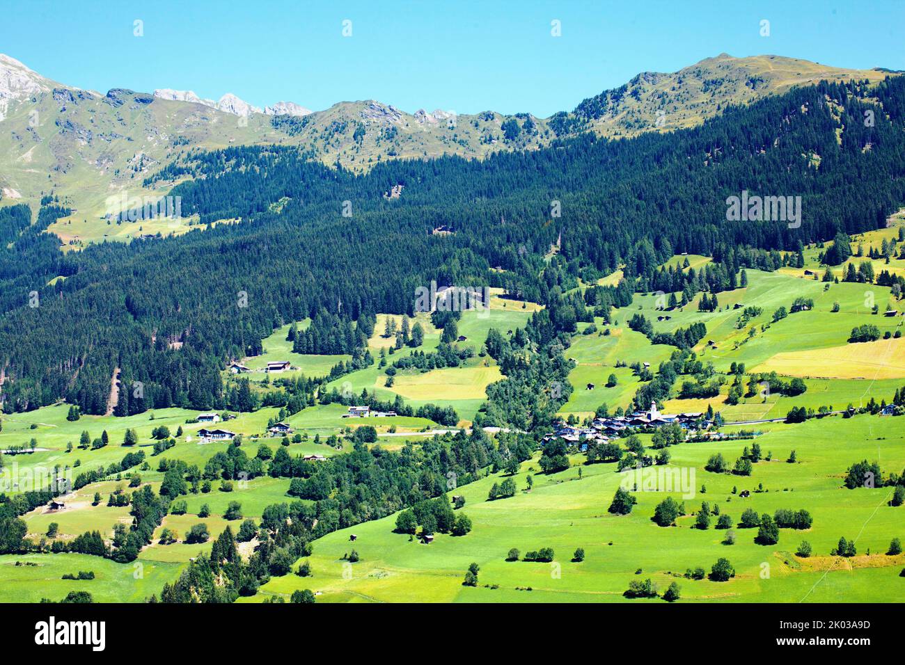 Vista sulle pendici montane della valle di Ridnaun dalla strada per il Passo di Jaufen Foto Stock