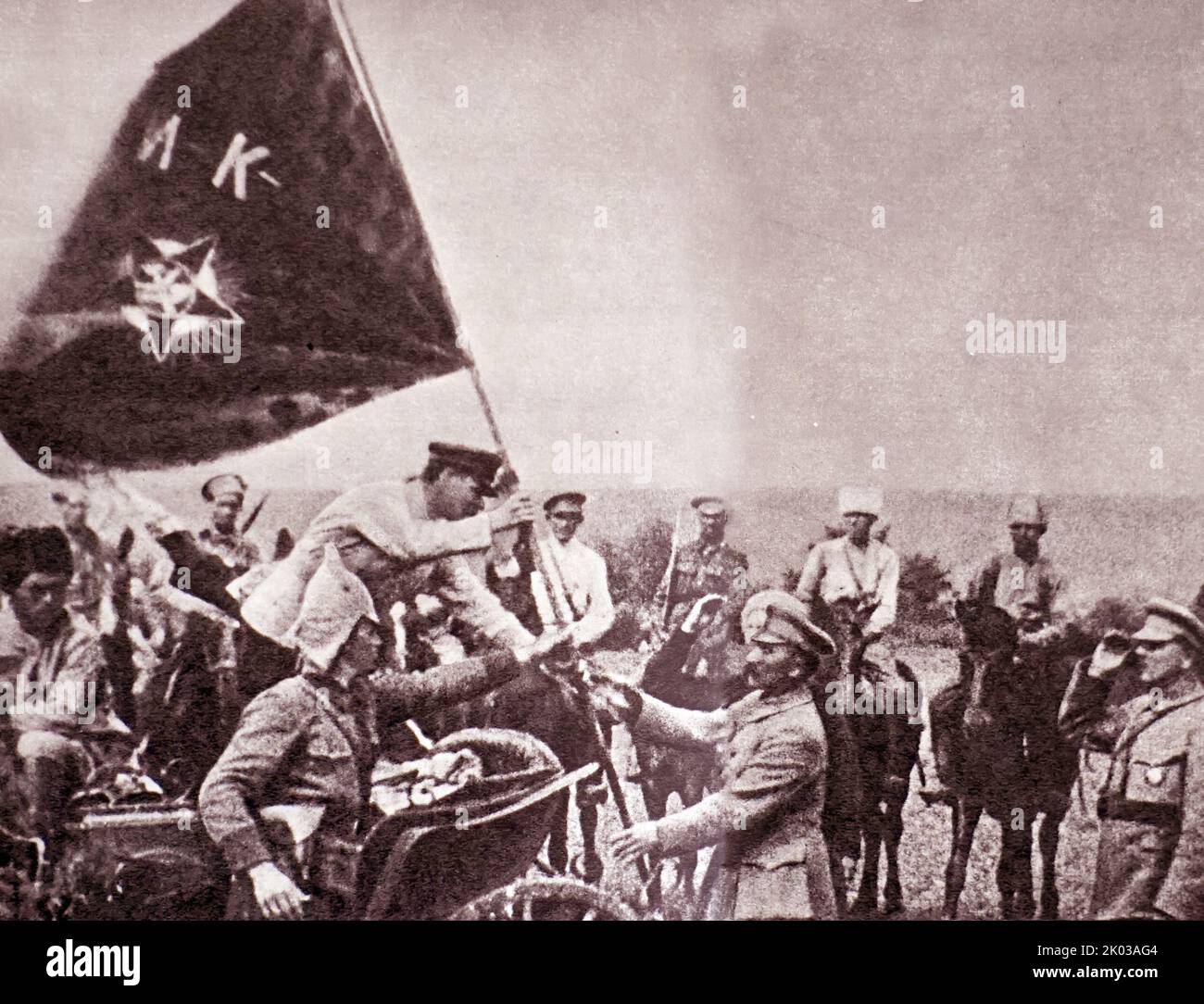 M. I. Kalinin presenta il comandante della prima Esercito di Cavalleria S. M. Budyonny e membro del Consiglio militare rivoluzionario K. E. Voroshilov lo stendardo del Comitato Esecutivo Centrale tutto russo. 1919. Foto Stock