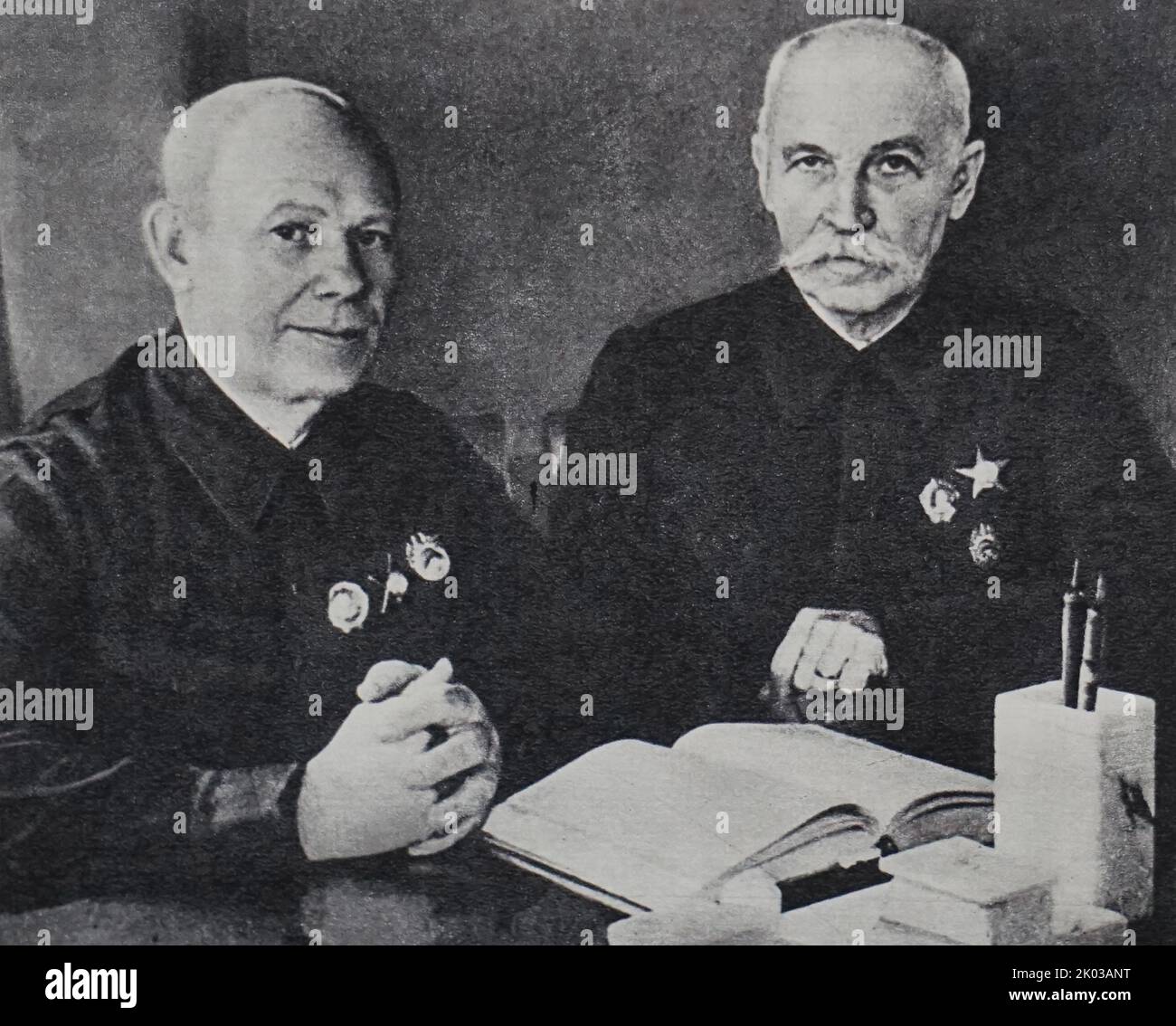 Vasily Dettyarev (1880-1949), designer russo di armi (a sinistra). Fedor Tokarev (1871-1968), un designer russo di armi (a destra). Foto Stock