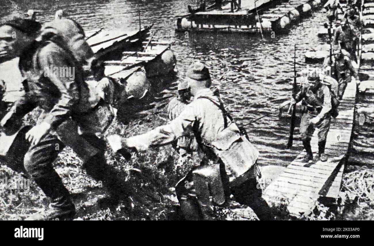 I soldati sovietici avanzano contro l'esercito tedesco. Russia, seconda guerra mondiale 1941 Foto Stock