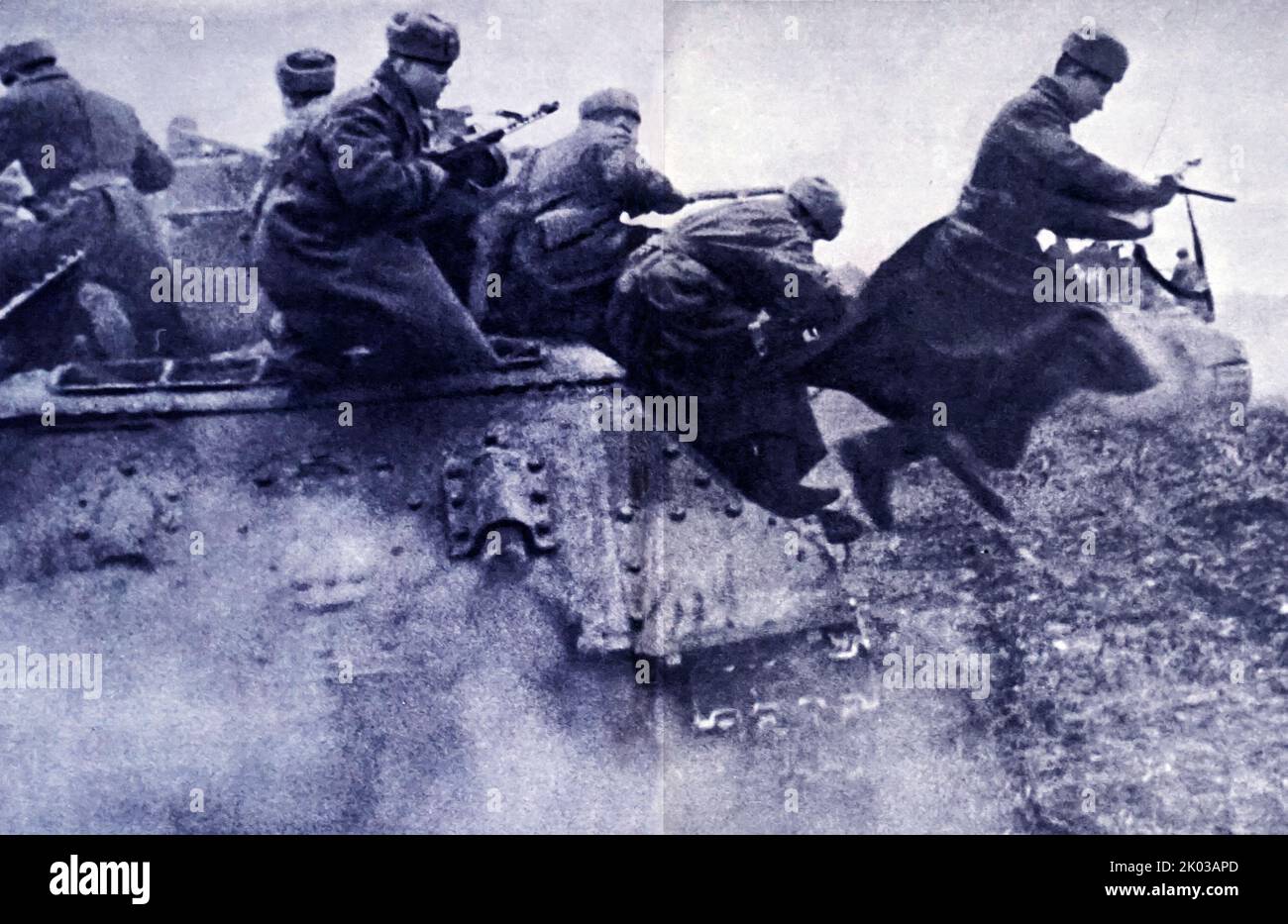 I soldati sovietici avanzano contro l'esercito tedesco. Russia, seconda guerra mondiale 1941. Foto Stock