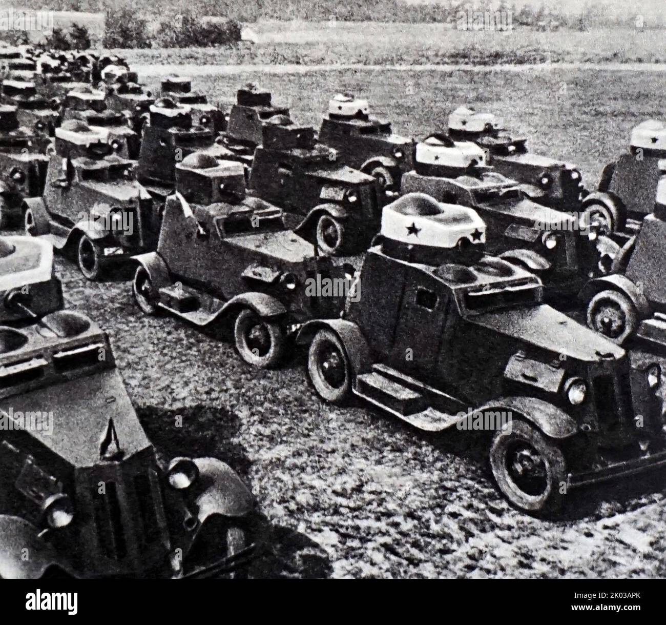 Unità blindata sovietica che avanza contro l'esercito tedesco. Russia, seconda guerra mondiale 1941. Foto Stock