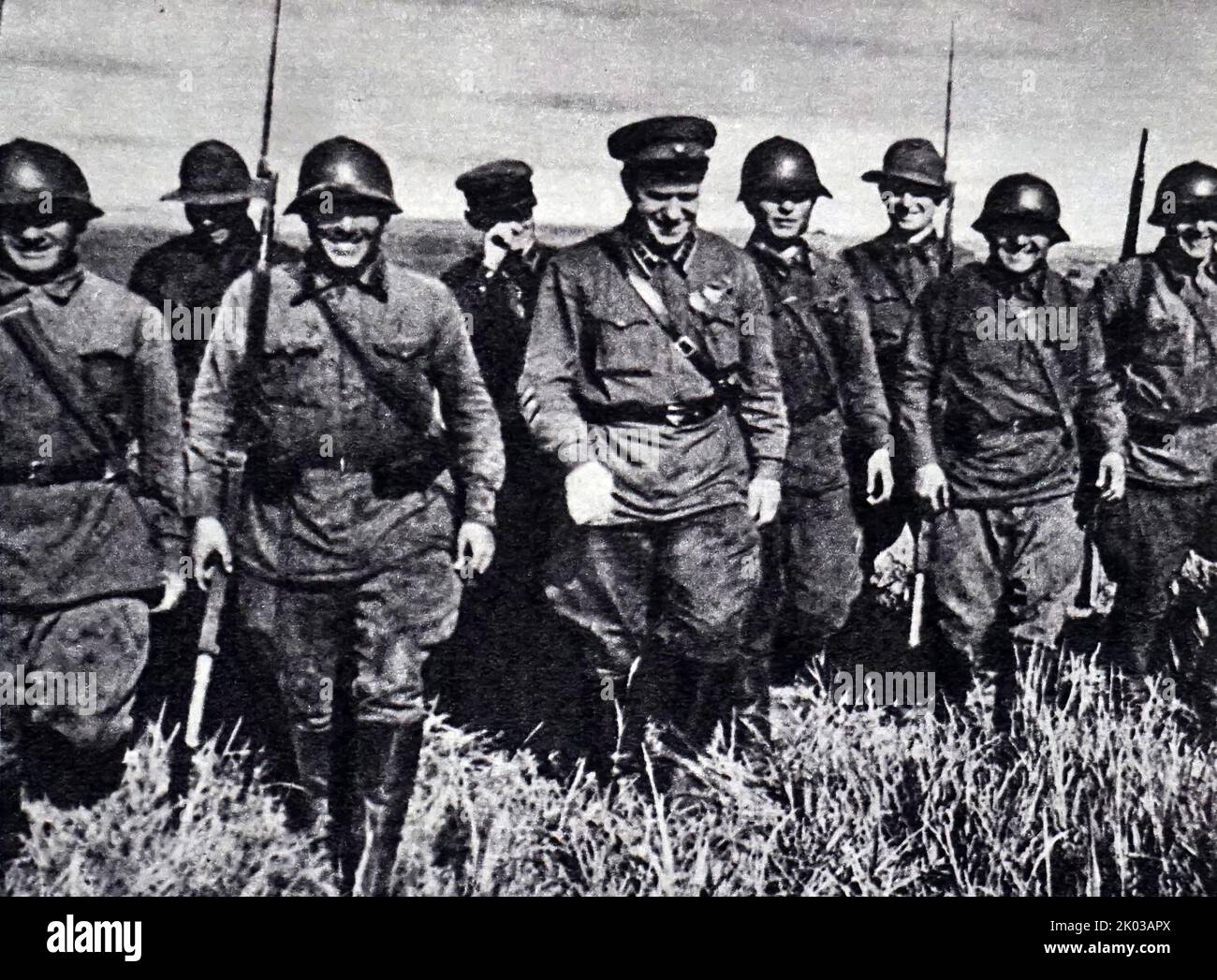 Vittoria! I soldati russi celebrano la repulsione delle forze tedesche 1942. Foto Stock