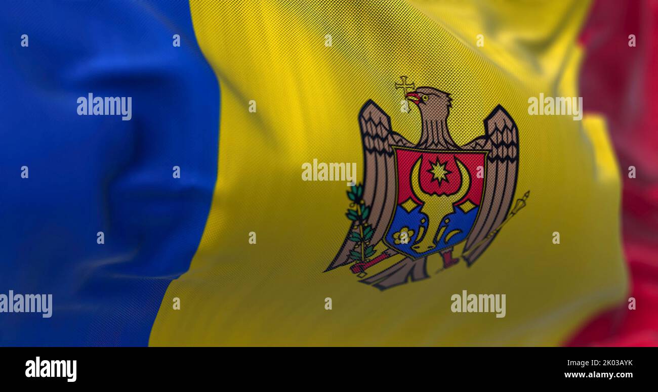 Vista ravvicinata della bandiera nazionale moldova che sventola nel vento. La Repubblica di Moldova è un paese senza sbocco sul mare nell'Europa orientale. Backgrou in tessuto testurizzato Foto Stock