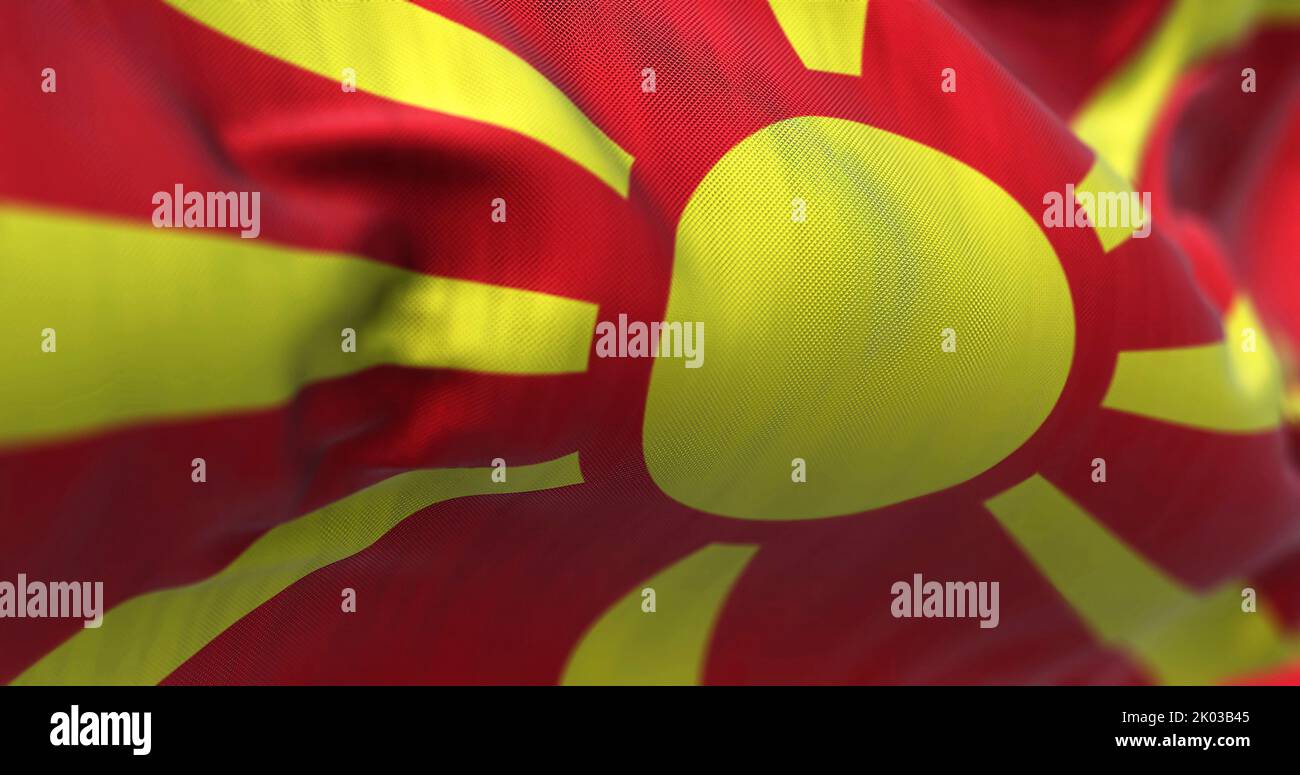 Vista ravvicinata della bandiera nazionale della Macedonia settentrionale che sventola nel vento. La Repubblica del Nord Macedonia è un paese dell'Europa sudorientale. Tessuto testurizzato b Foto Stock