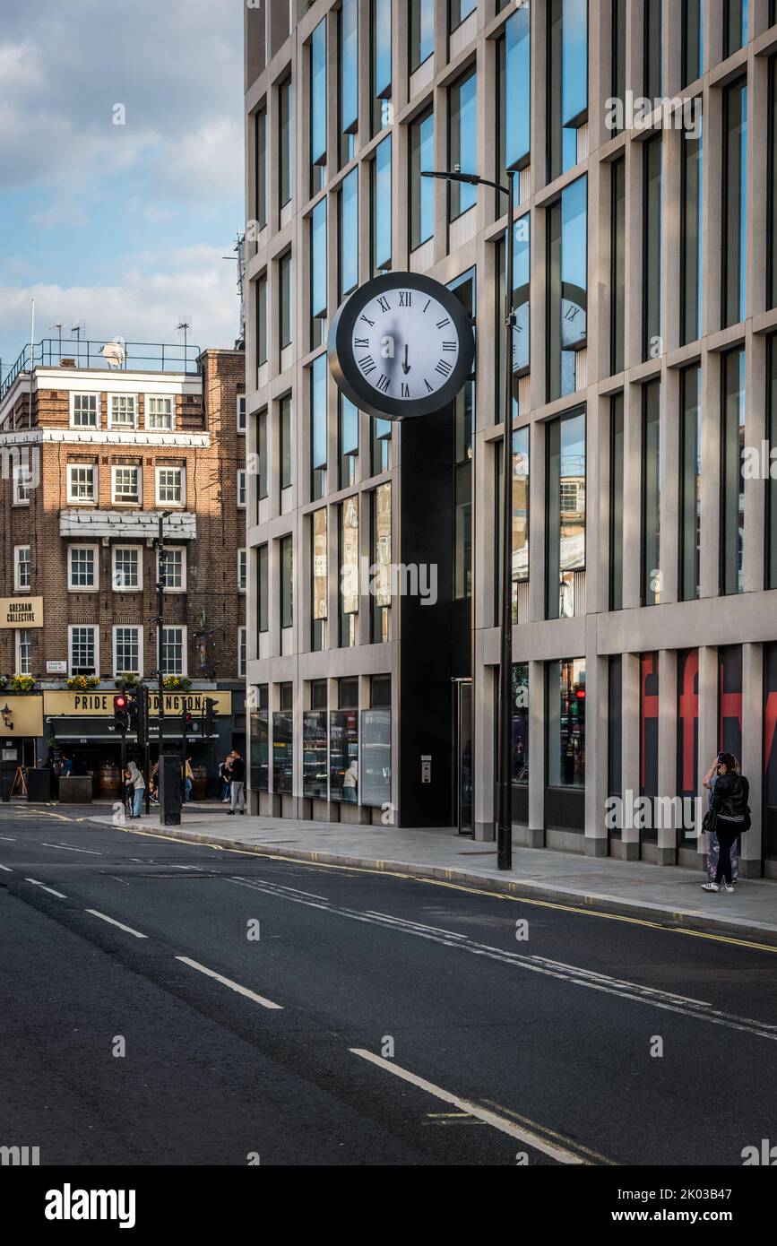 L'uomo in orologio a Paddington Station Foto Stock