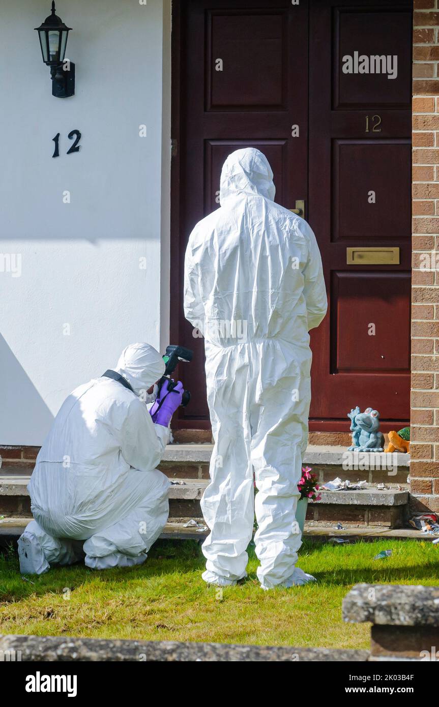 Saintfield, Irlanda del Nord, Regno Unito, 09/09/2022 - la polizia chiude una proprietà dopo che un dispositivo sospetto è stato lasciato sul gradino anteriore. In seguito fu dichiarata una truffa. Foto Stock