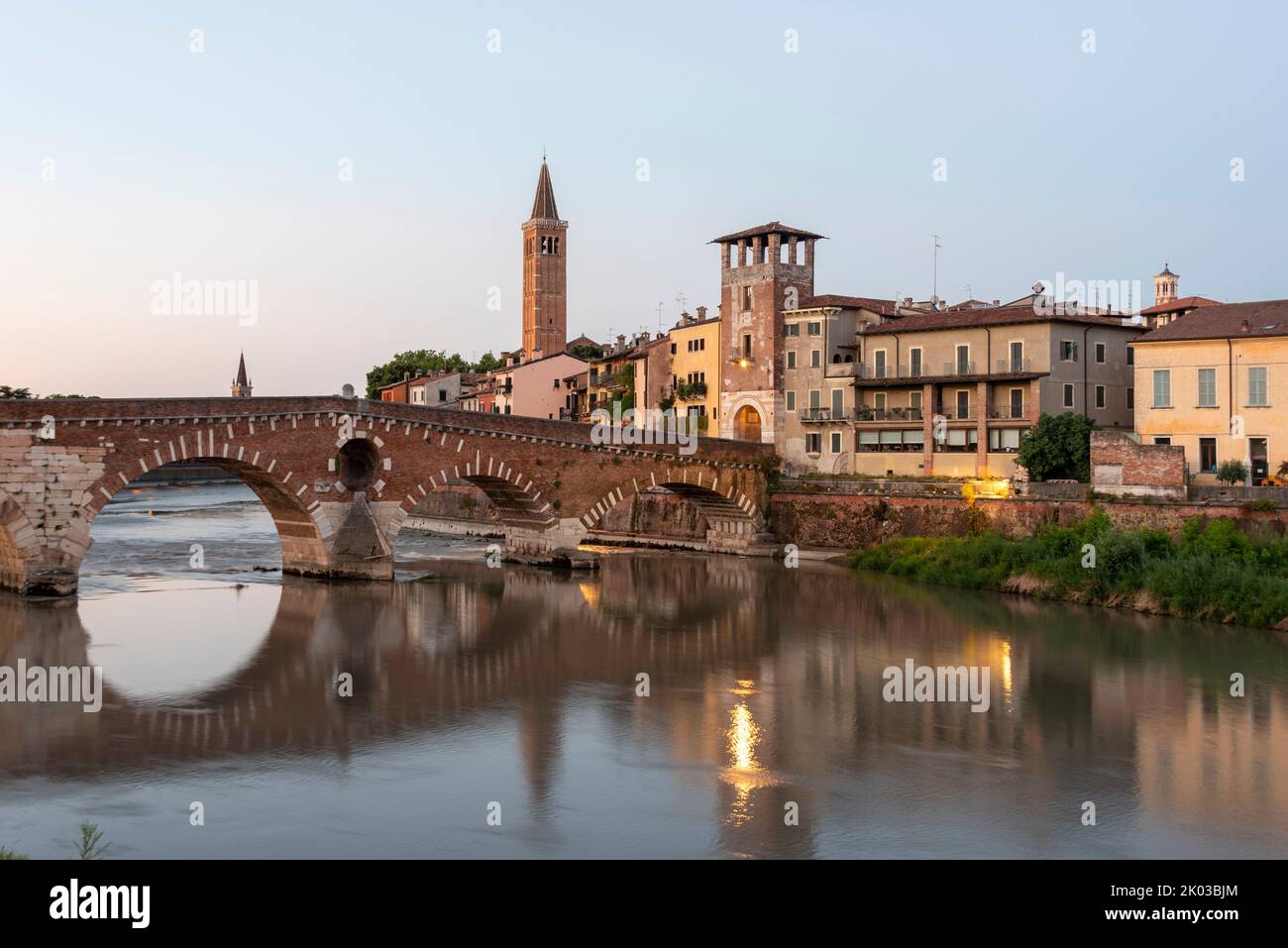 Basilica di Sant'Anastasia, Ponte pietra, Fiume Adige, Patrimonio dell'Umanità dell'UNESCO, Verona, Veneto, Italia Foto Stock