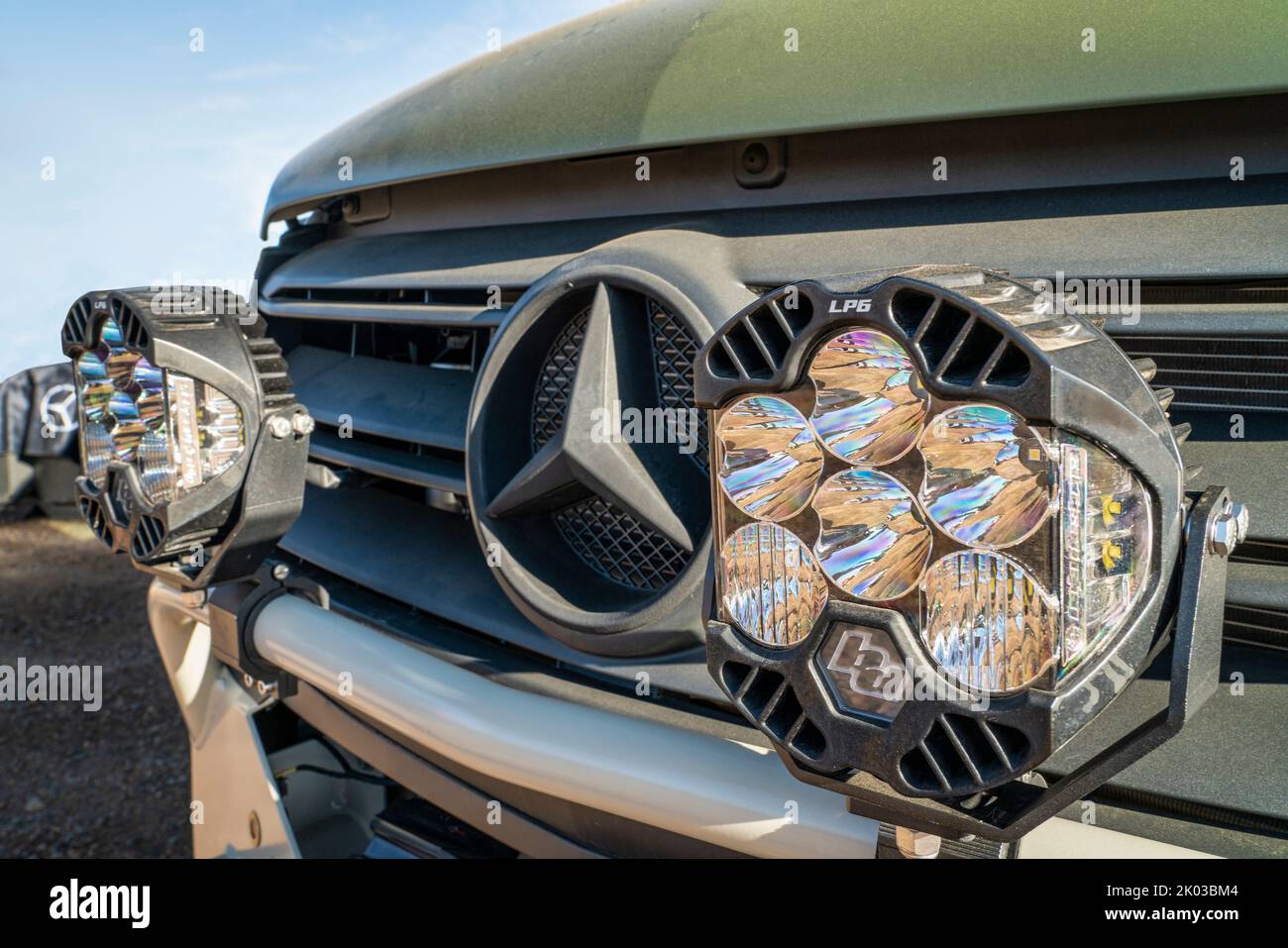 Loveland, CO, USA - 28 agosto 2022: Griglia del camper Mercedes Sprinter con grandi fari a LED fuoristrada. Foto Stock