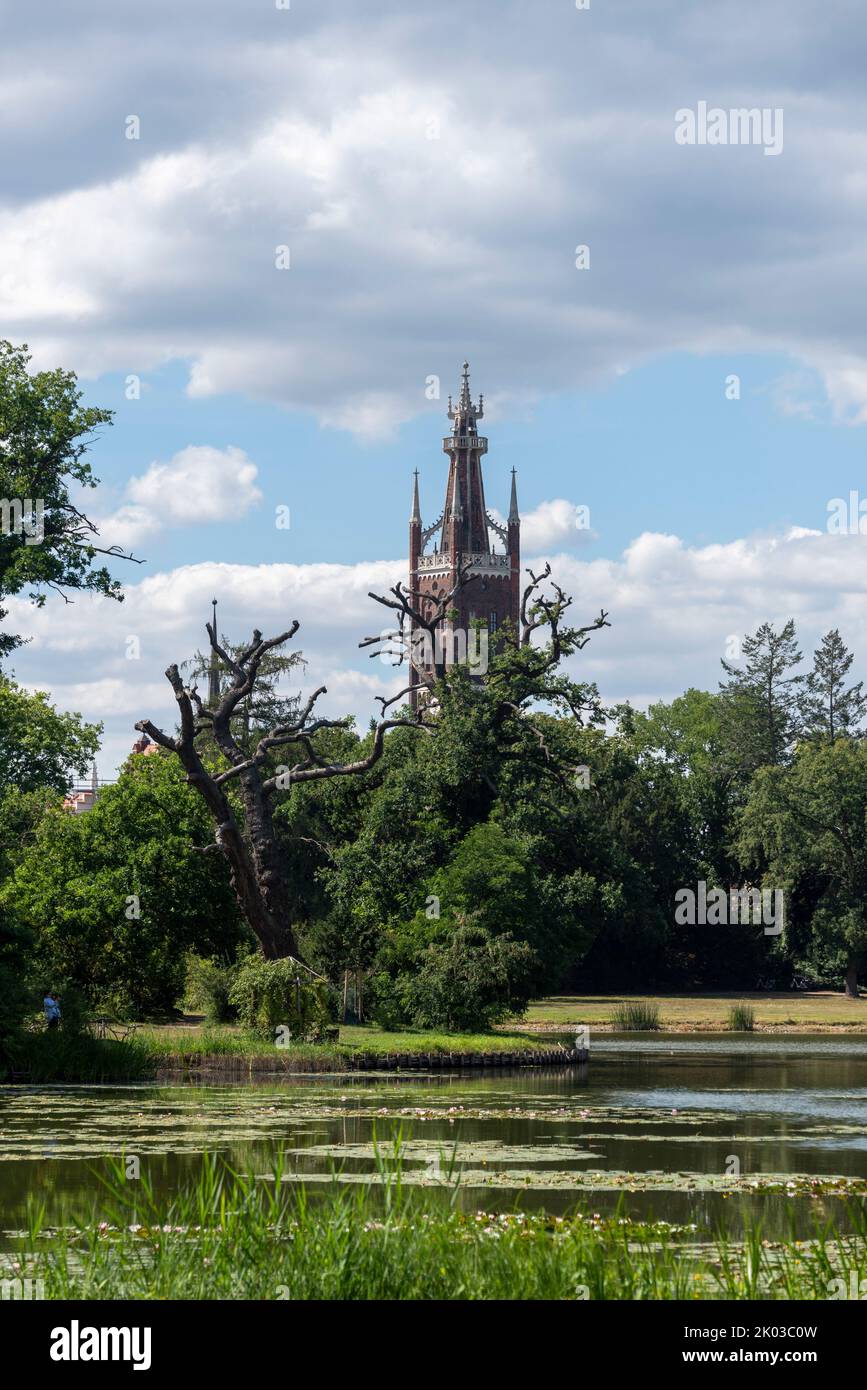 Lago Wörlitz, Torre della Bibbia nel Parco Wörlitz, Dessau-Wörlitz Giardino Realm, Patrimonio dell'Umanità dell'UNESCO, Wörlitz, Sassonia-Anhalt, Germania Foto Stock